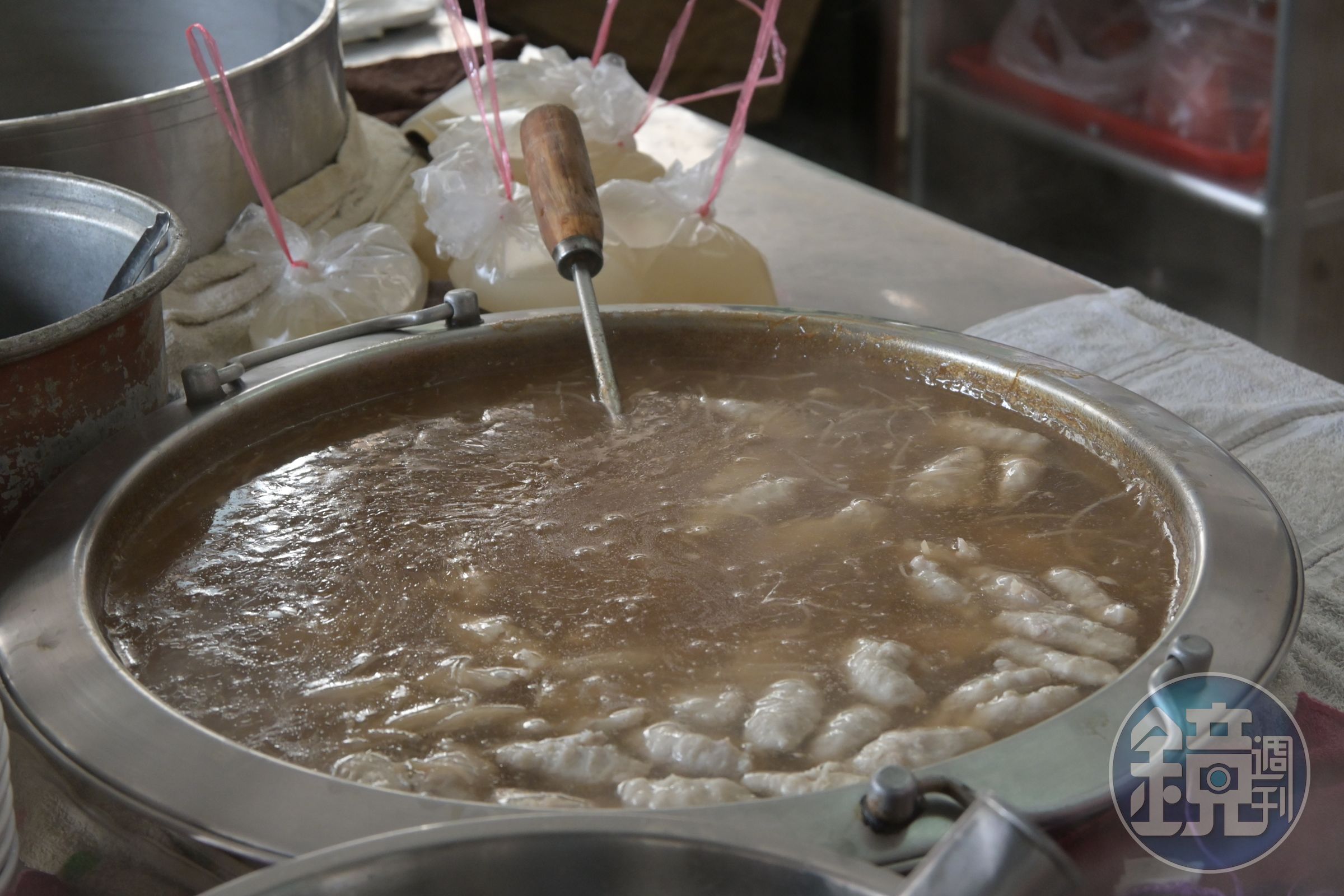 滿滿一鍋魚羹,經常11點前就賣完。
