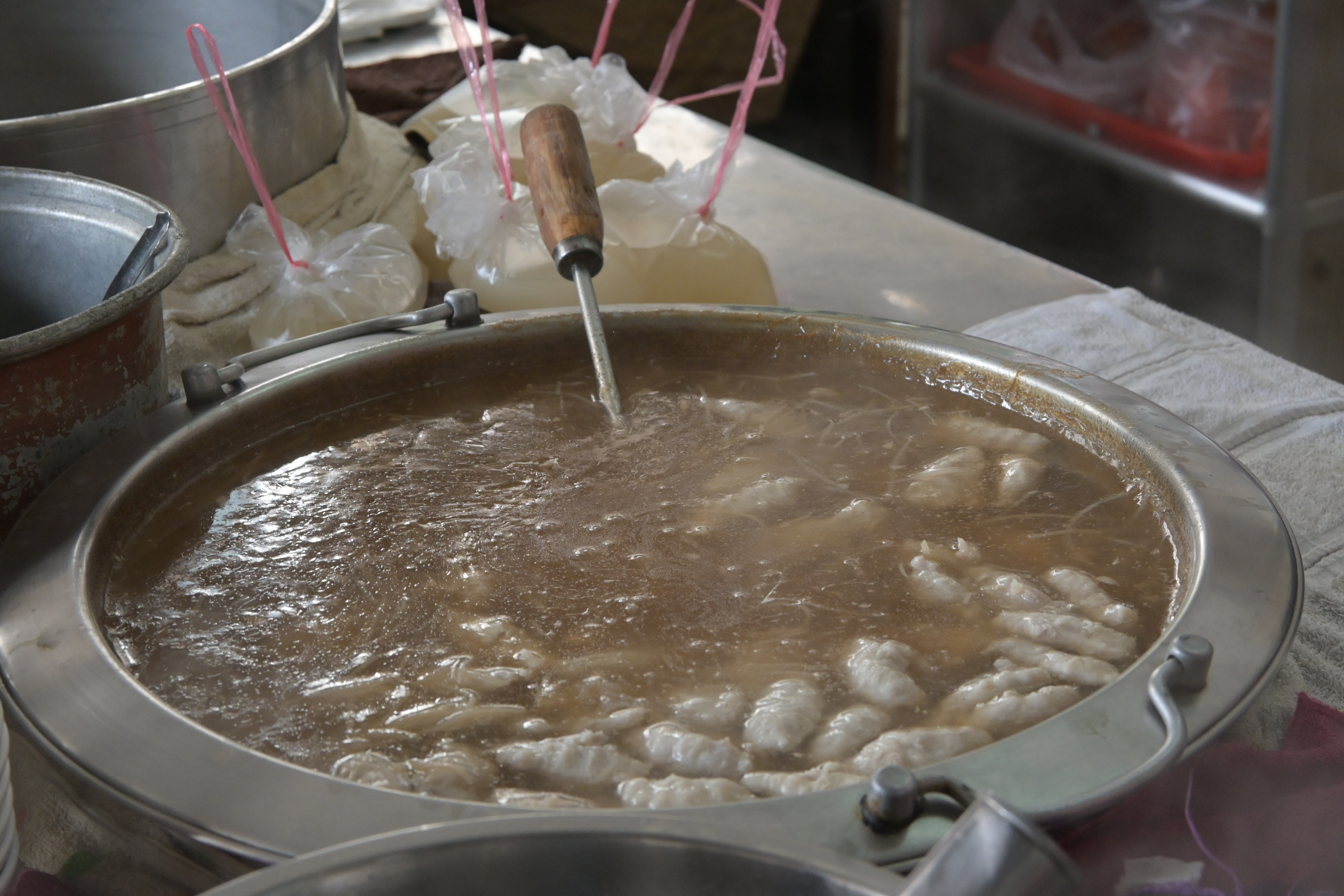 滿滿一鍋魚羹,經常11點前就賣完。