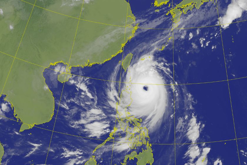 強颱康芮預估明午前後從花蓮以南登陸。（中央氣象署提供）