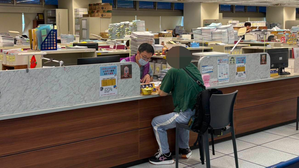 江姓婦人攜帶含豬肉飛機餐入境遭罰20萬，因逾期未繳導致股票遭扣押，最終於16日前往新北分署繳清罰款。（新北分署提供）