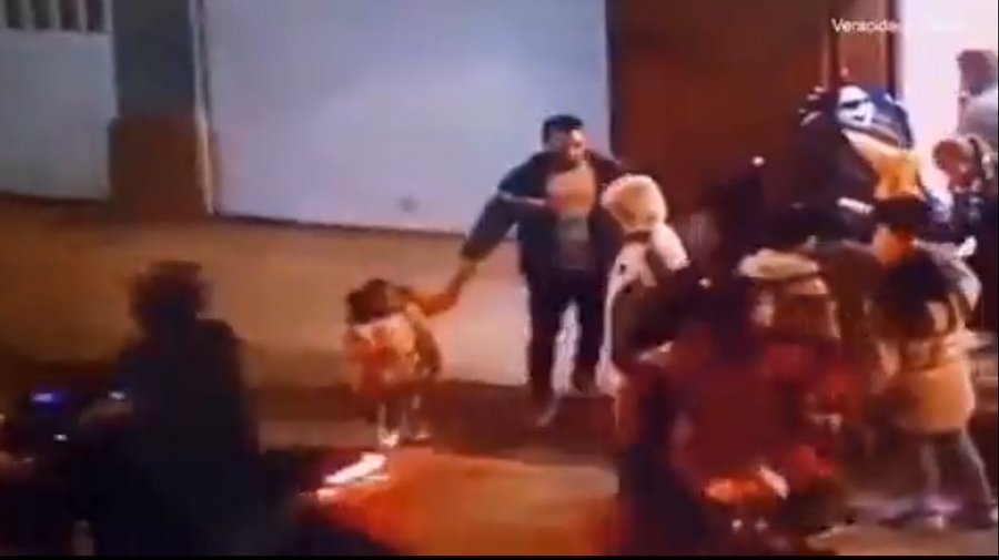 死亡萬聖節！爸爸帶女兒「不給糖就搗蛋」，當場被給「慶記」槍擊爆頭慘死。（翻自X平台）