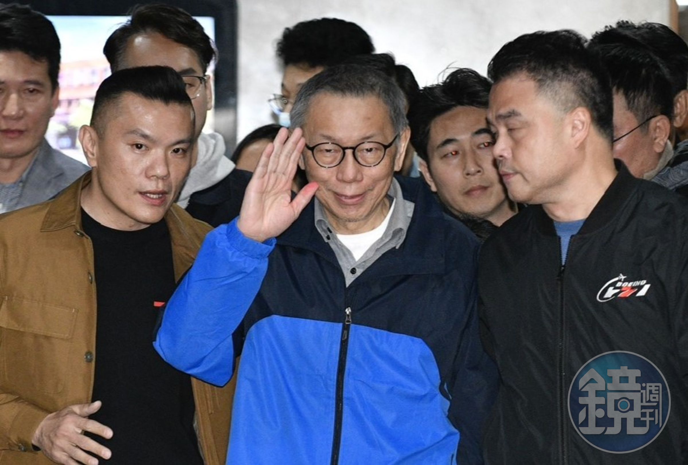柯文哲稍早辦保離開台北地院。