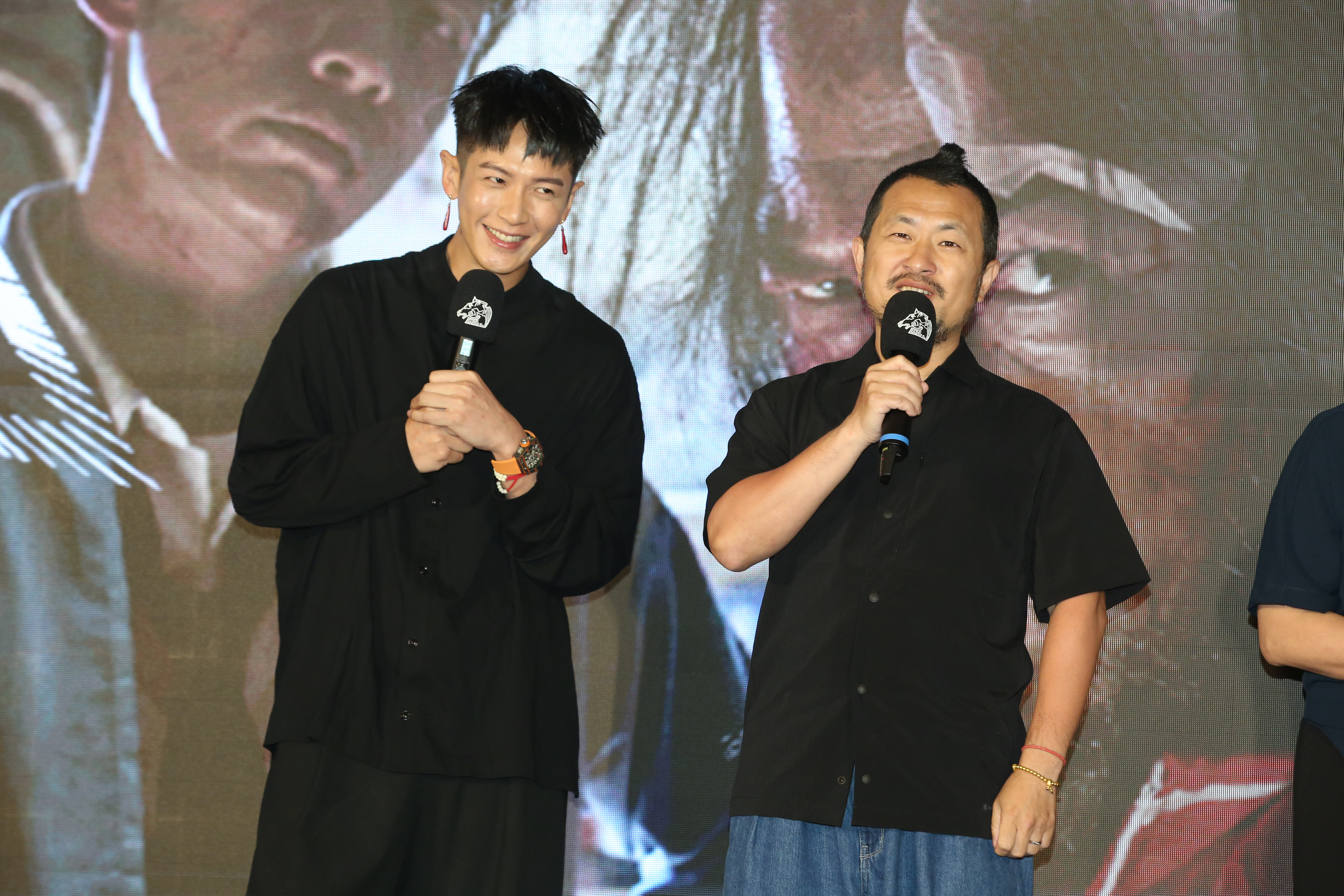 九把刀（右）與柯震東（左）代表 《功夫》劇組出席記者會，兩人都合作過，且也是《功夫》主角之一的朱軒洋成了2人共同被問到的話題。