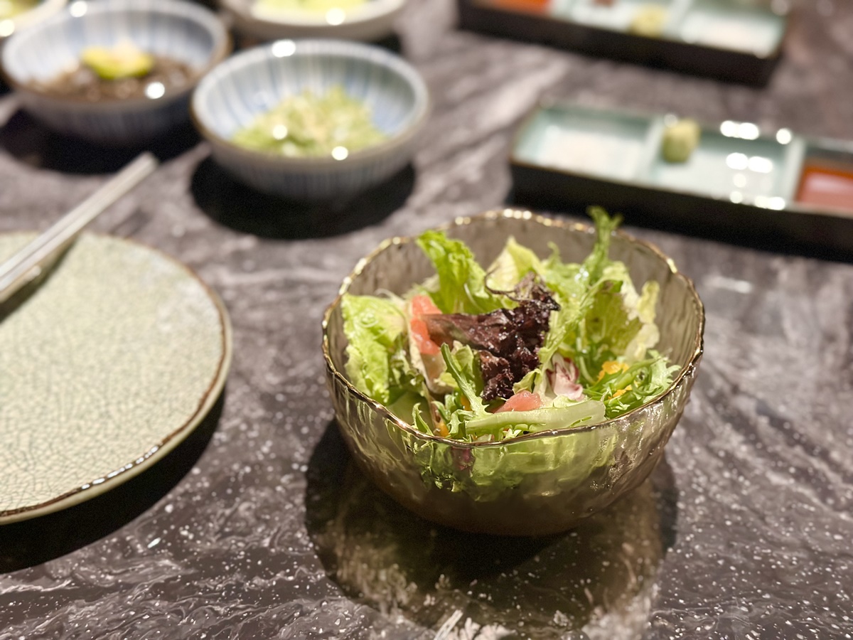 「日向夏昆布鹽沙拉」有葡萄柚、香吉士的果香，搭配胡麻油醬汁很爽口。