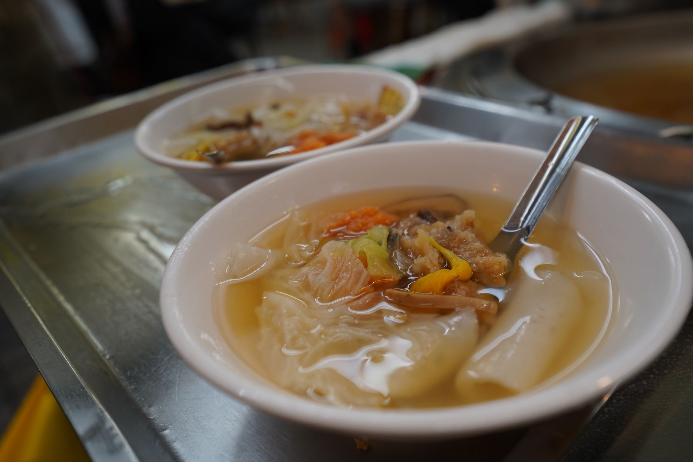 滿載肉羹、蝦仁羹、金針、香菇、魷魚、金勾蝦米、高麗菜等豐富配料的「鼎邊趖」，是裴社長回基隆必吃的心頭好！甚至特地外帶冷凍包回家，只為隨時重溫這一口熟悉的好味道。