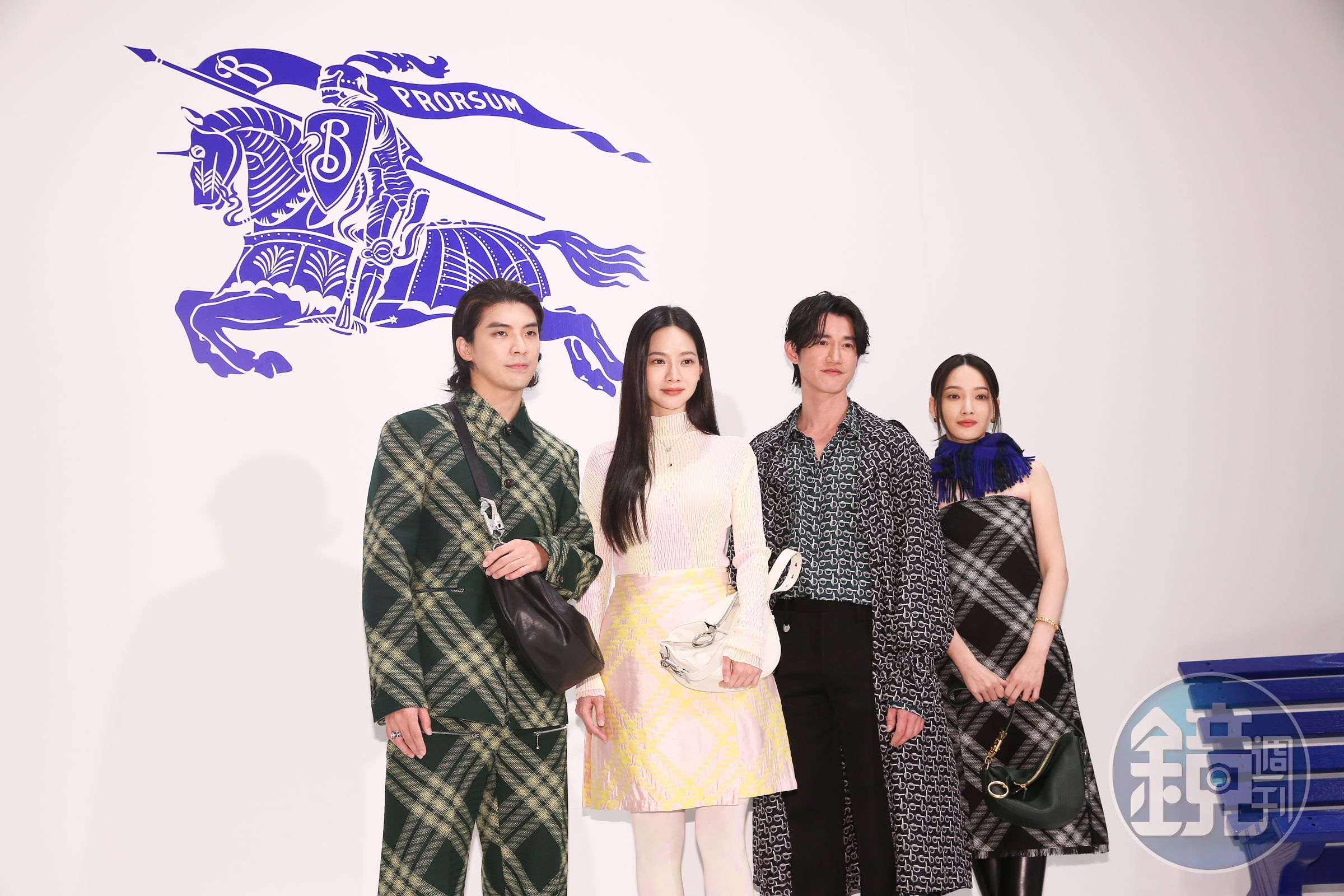 曾之喬（左二）、吳慷仁（右二）、林映唯（右）、林哲熹（左）為Burberry的新光三越Diamond Towers專門店開幕站台。