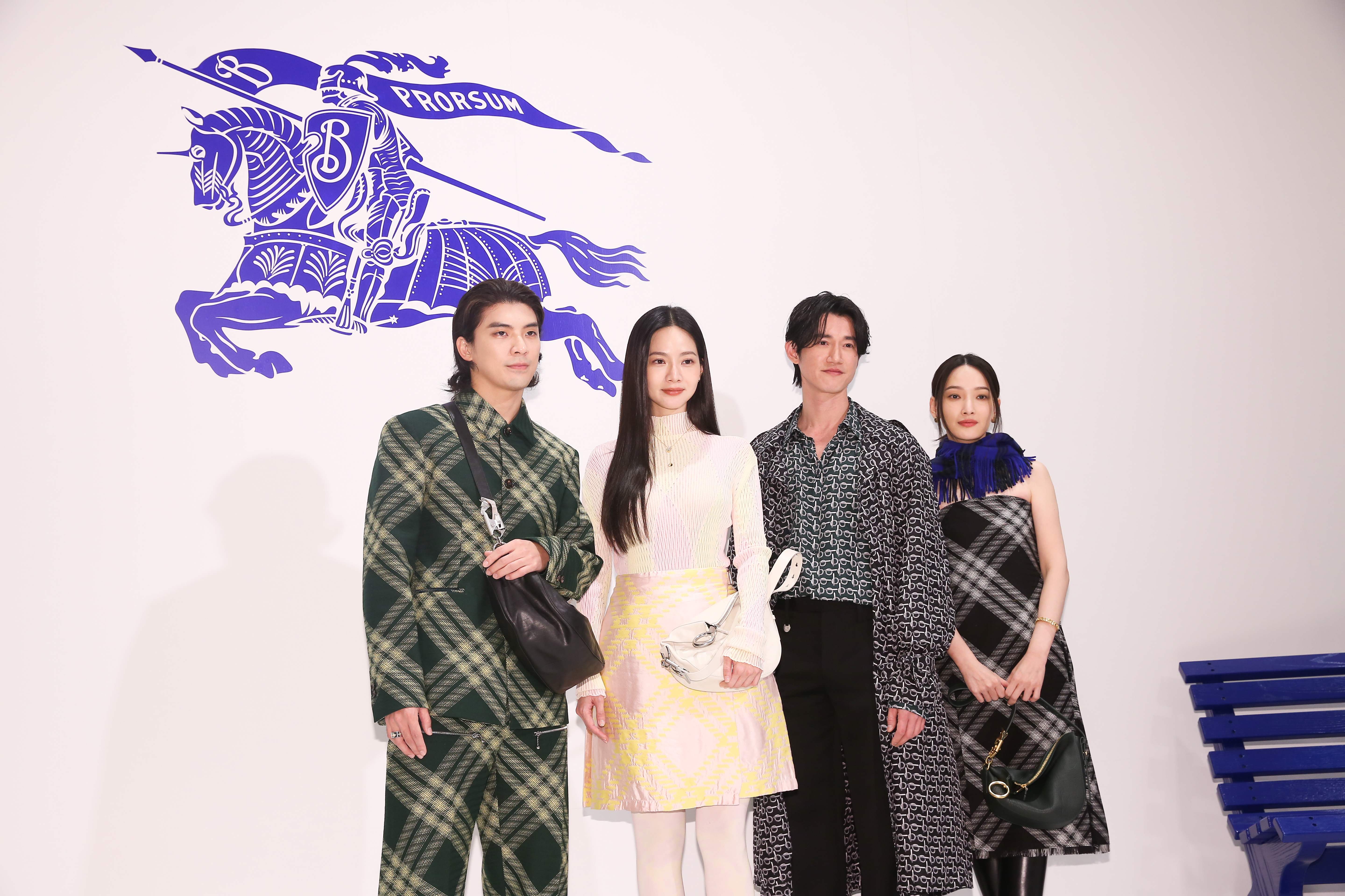 曾之喬（左二）、吳慷仁（右二）、林映唯（右）、林哲熹（左）為Burberry的新光三越Diamond Towers專門店開幕站台。