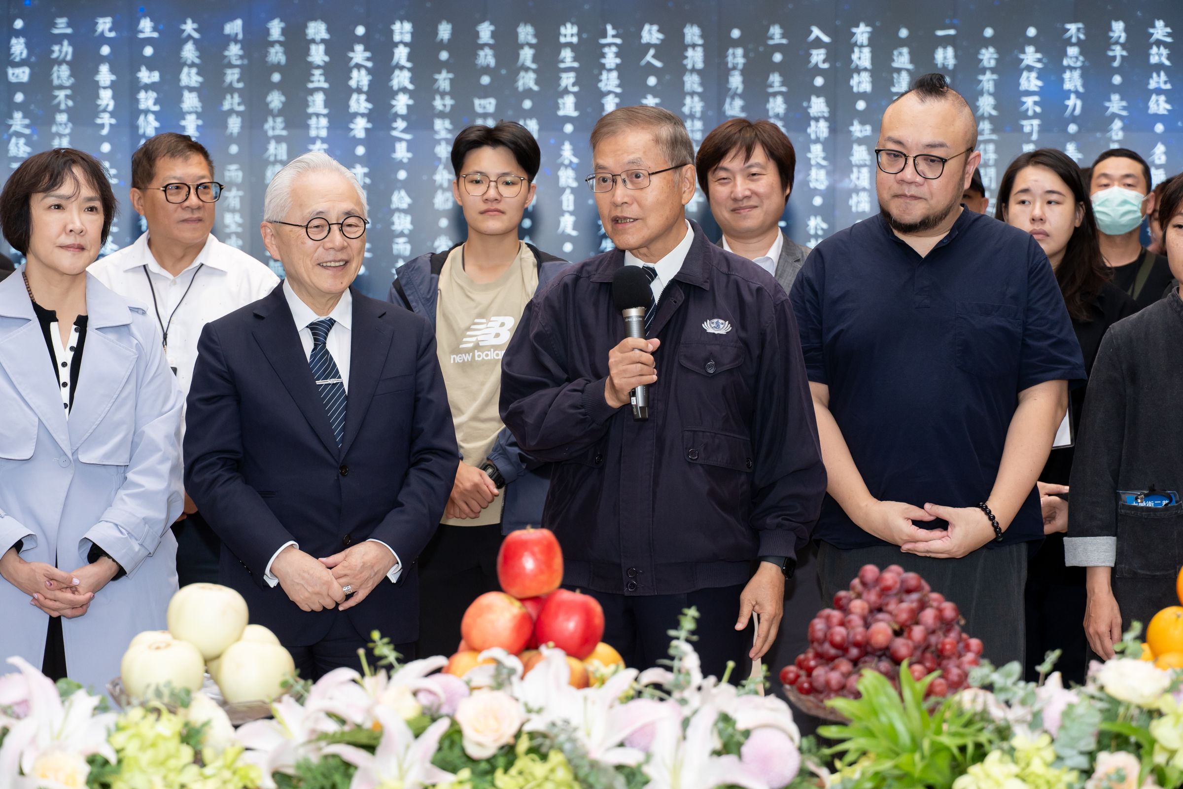 大愛劇《大愛街二巷》開鏡儀式，慈濟傳播執行長王端正致詞。右：葉天倫導演，左1：編劇謝育秀、左2：慈濟傳播精進長姚仁祿。（大愛提供）