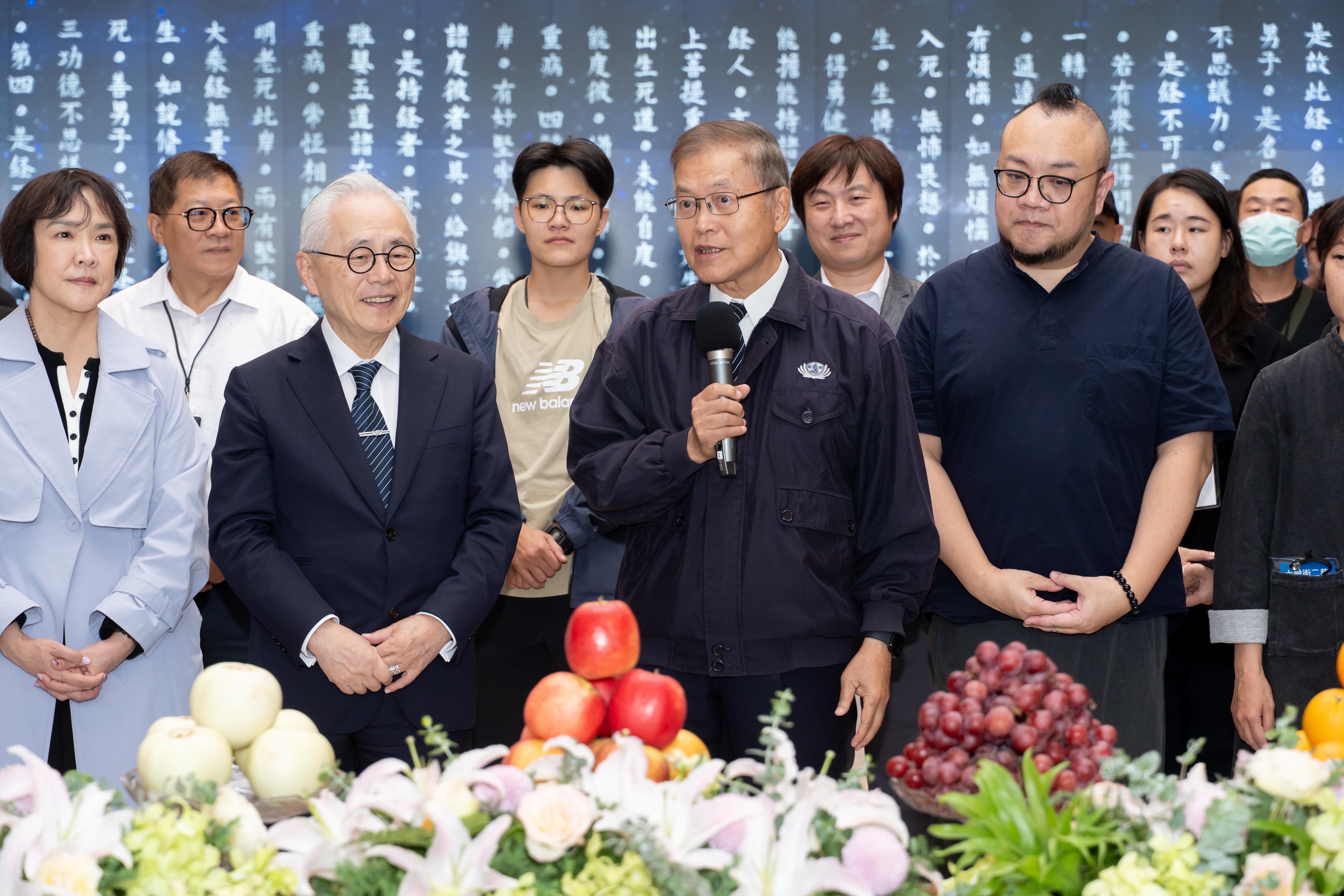 大愛劇《大愛街二巷》開鏡儀式,慈濟傳播執行長王端正致詞。右:葉天倫導演,左1:編劇謝育秀、左2:慈濟傳播精進長姚仁祿。(大愛提供)