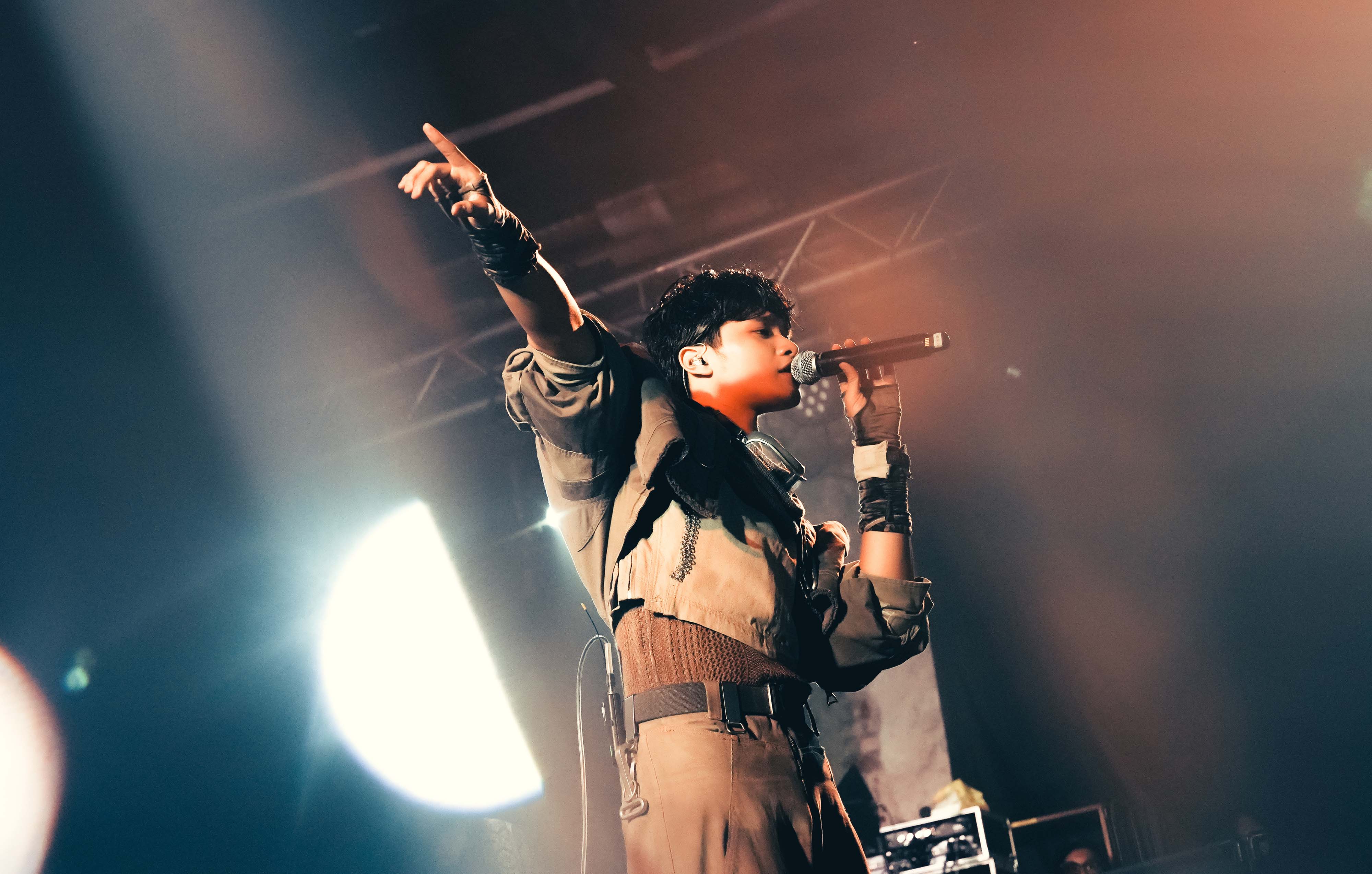 李浩瑋在演唱會演唱《狼》，帶動全場一起學狼叫。（形上娛樂提供）