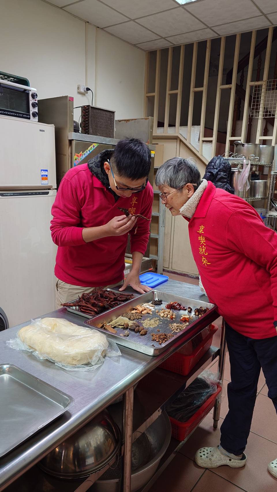 業者採用國產丹蔘等中藥材提升產品風味,成功獲得市場青睞。(享吃就來道口燒雞提供)