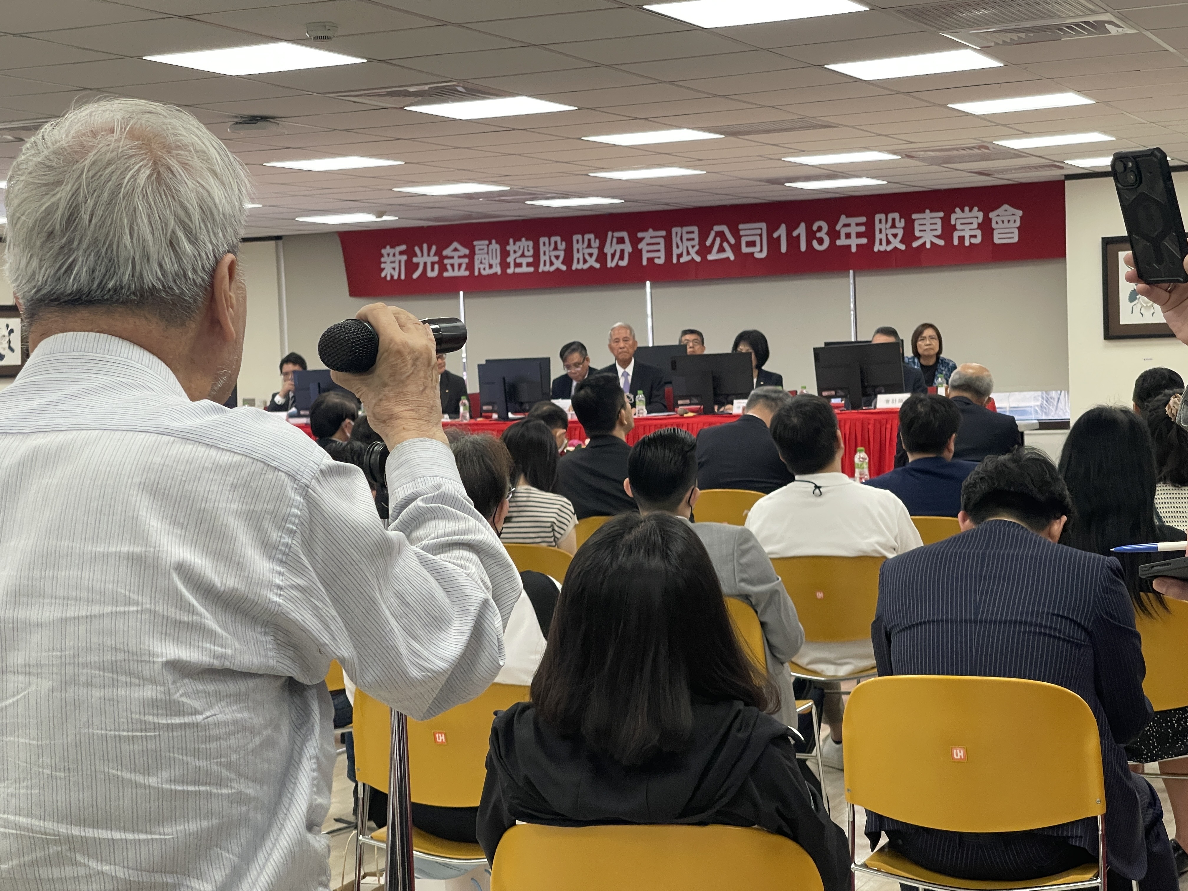 新光金舉行股東會，股東關切合併案、增資等議題。