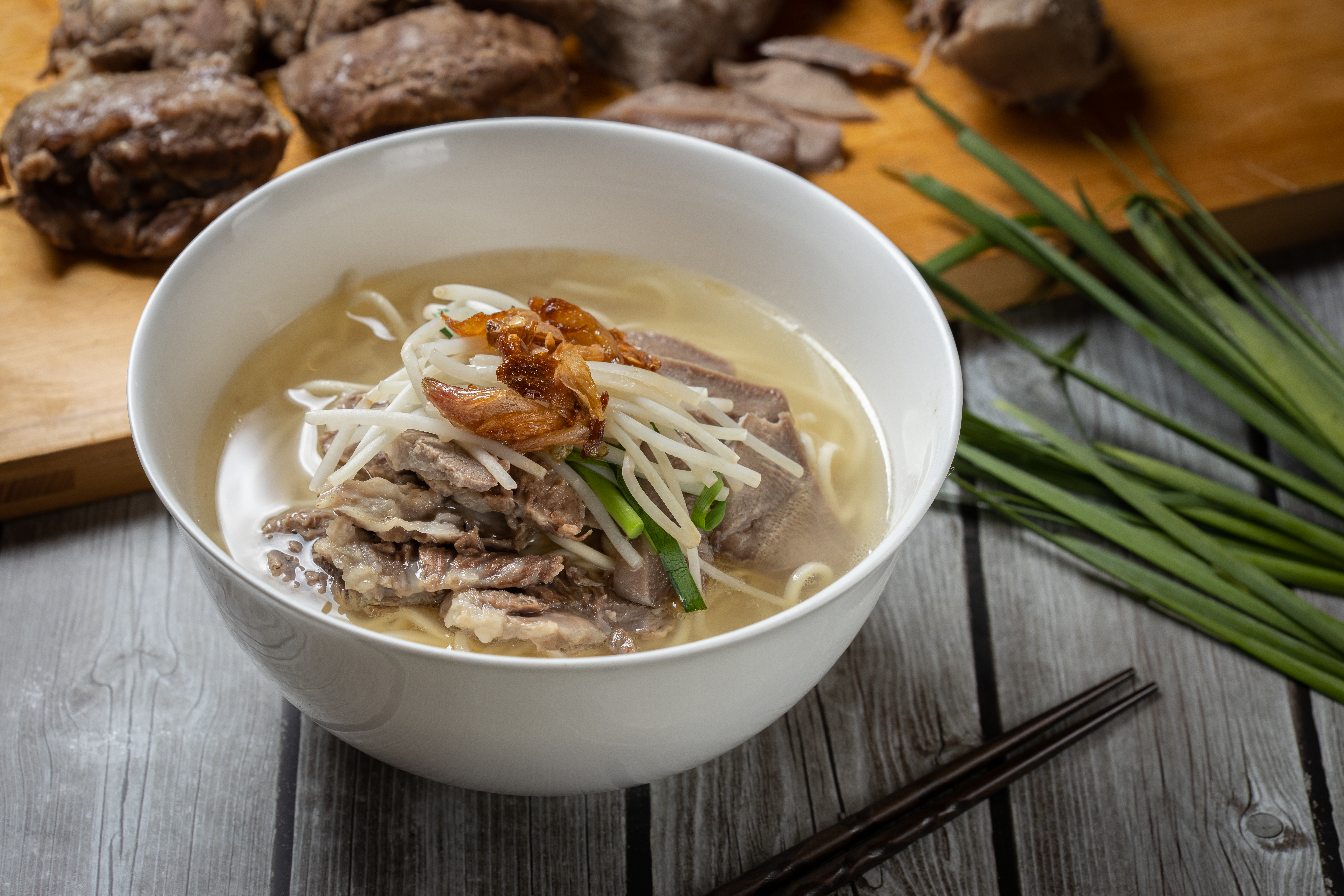 每個人心目中最好吃的麵，可能都是自家巷口從小吃到大的老麵攤。