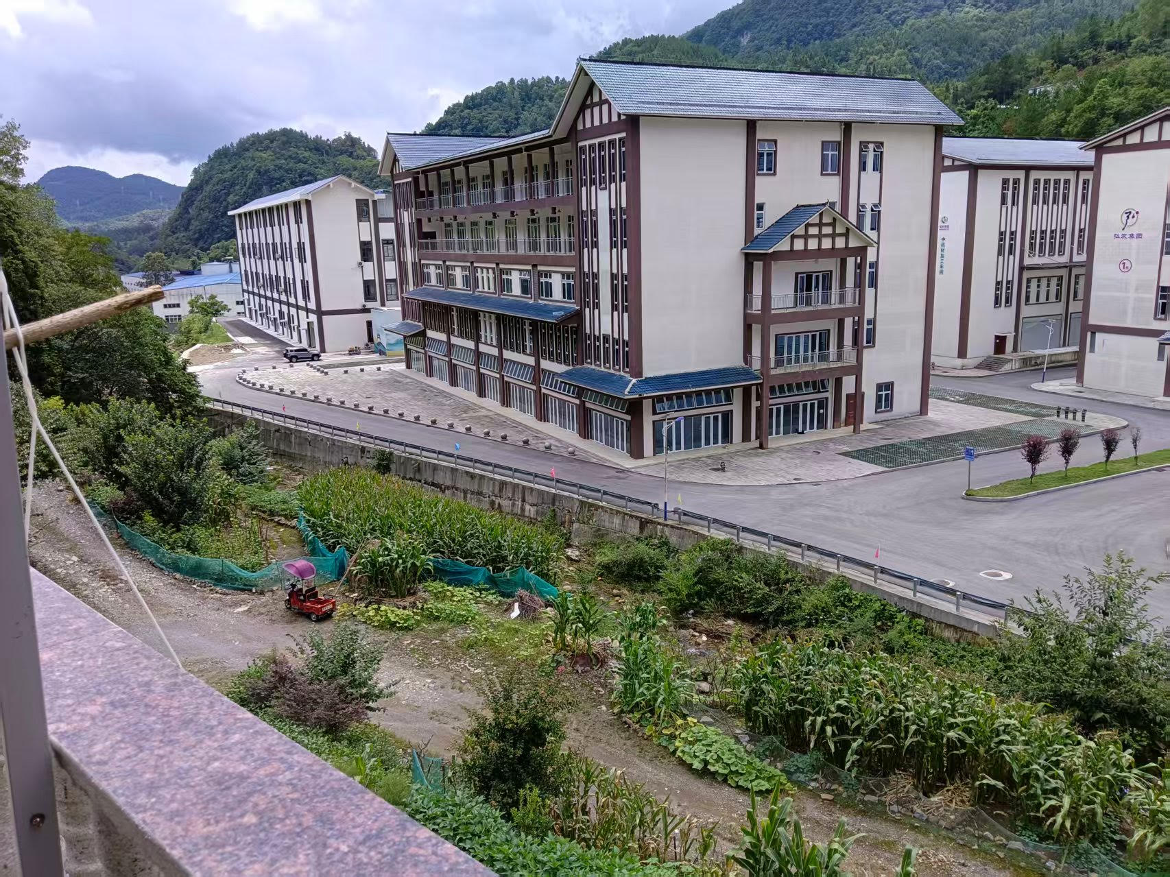 大陸是人治社會,法律條文形同具文。(王先生提供)