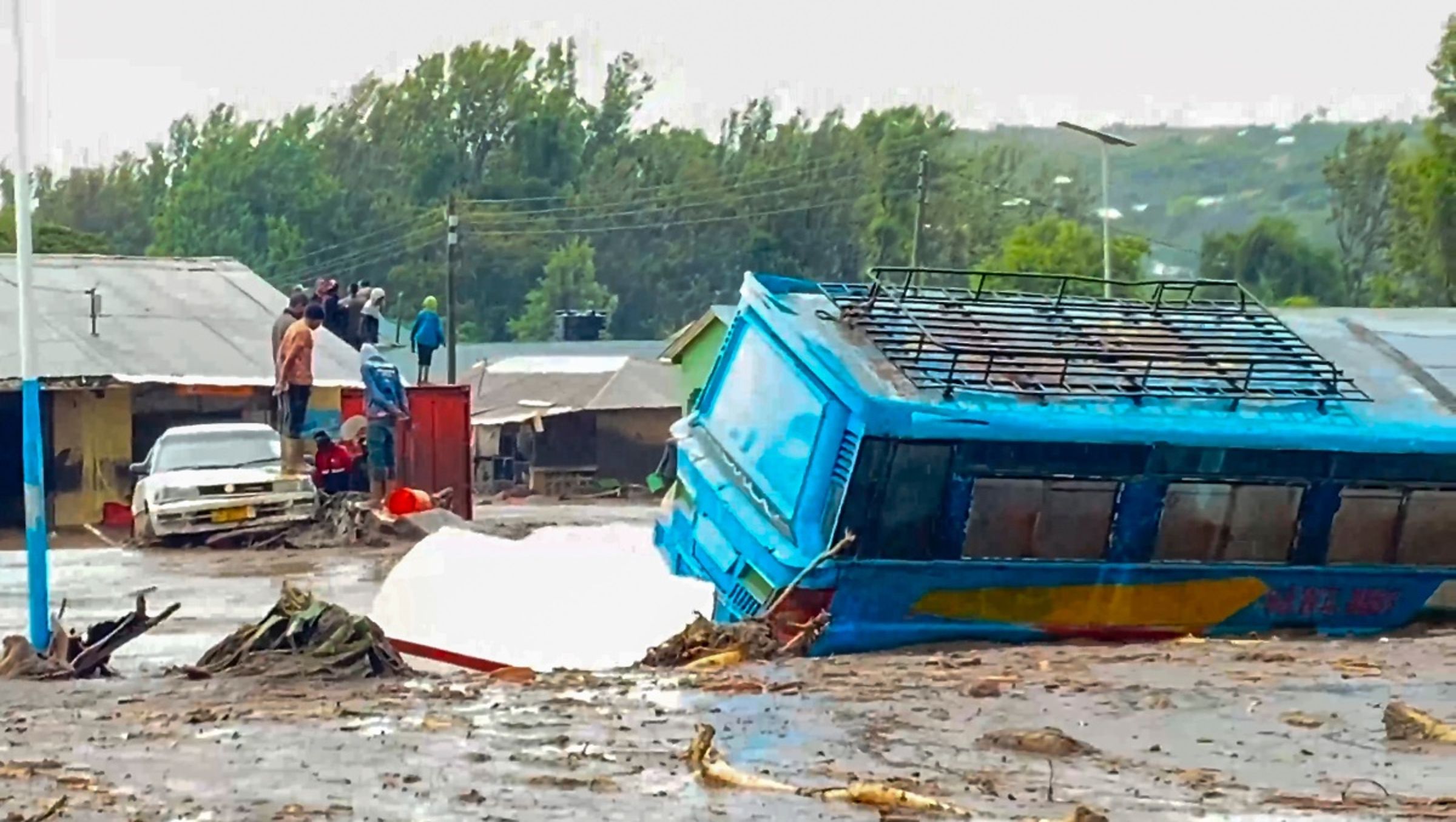 東非部分地區遭遇暴雨及山洪,造成多國超過350人死亡、100萬人流離失所。(翻攝自X@MarcoAntRoj)
