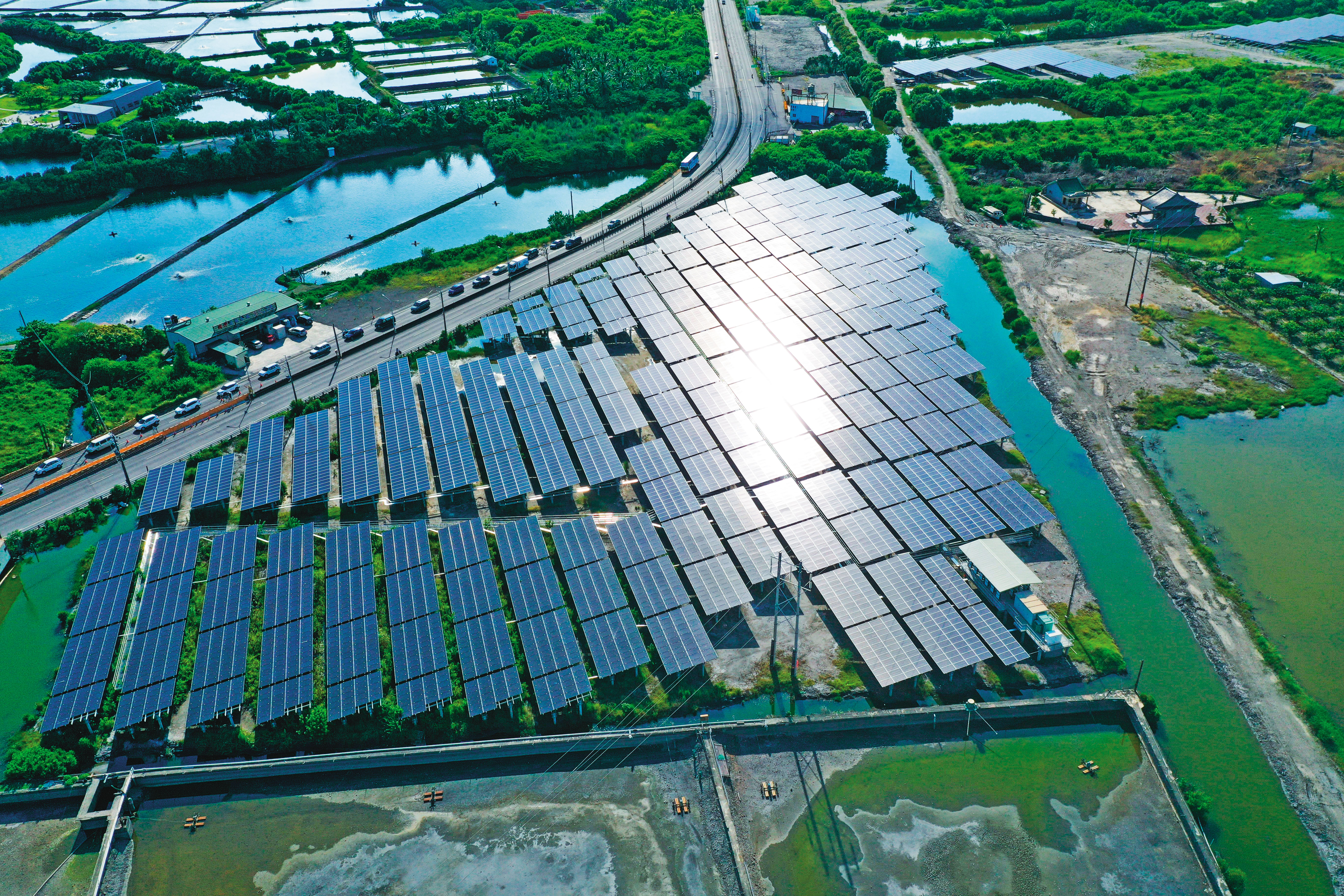 國內太陽能建置進度落後，需要透過跨部會協調，解決痛點，才能走出困境。（翻攝寶晶官網）