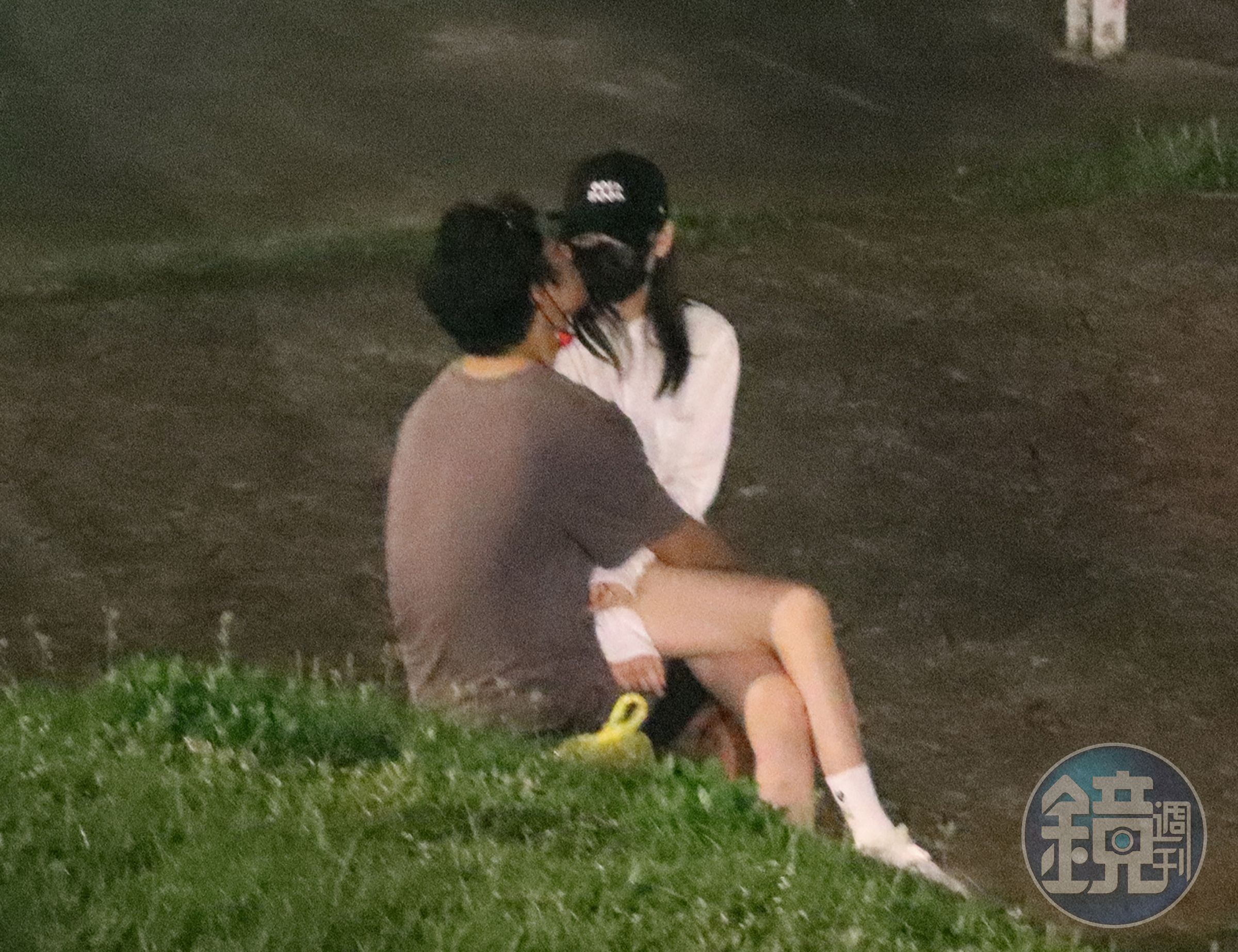 本刊兩年前曾直擊朱軒洋(左)背著女友Cindy,在河濱公園與吳卓源(右)親熱約會。