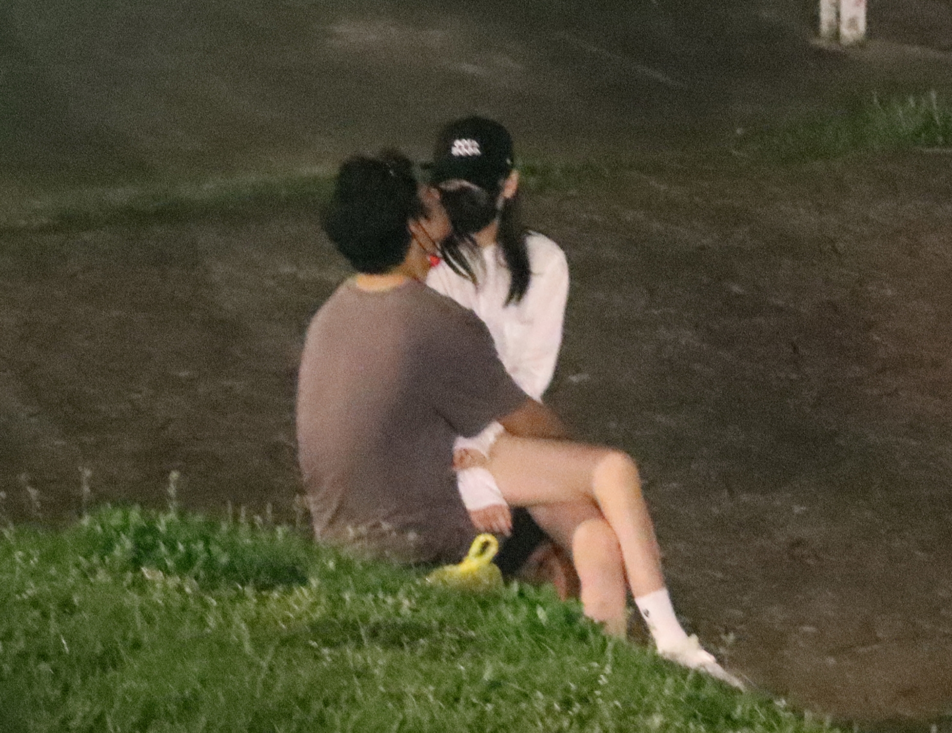 本刊兩年前曾直擊朱軒洋（左）背著女友Cindy，在河濱公園與吳卓源（右）親熱約會。