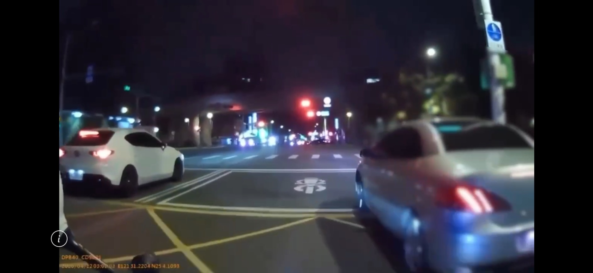 呂女因車輛(右)違規停在黃網線與機車停等區,引來巡邏警方注意。翻攝畫面