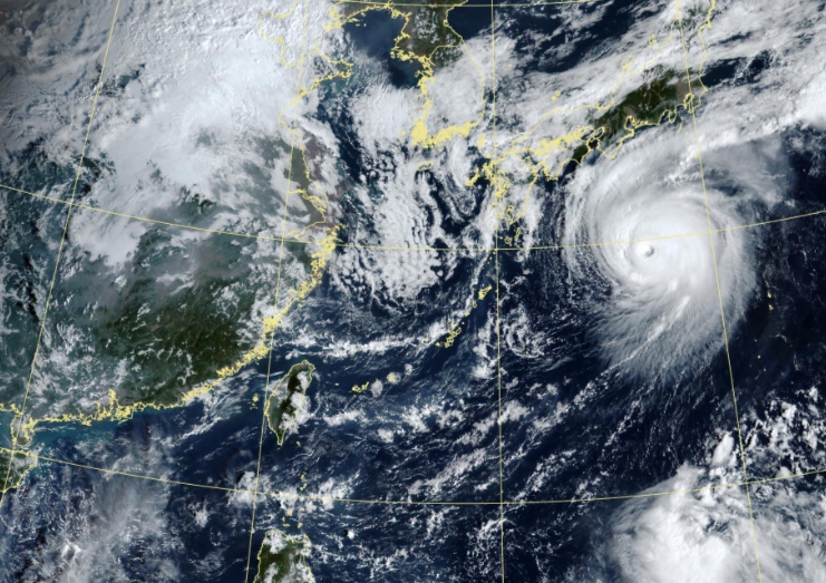 今日至週五東北季風影響，基隆北海岸、東北部地區及恆春半島有局部短暫陣雨，東部、東南部地區及大台北山區有零星短暫陣雨，其他地區為多雲到晴，午後中南部地區有局部短暫雷陣雨。（翻攝自中央氣象署官網）