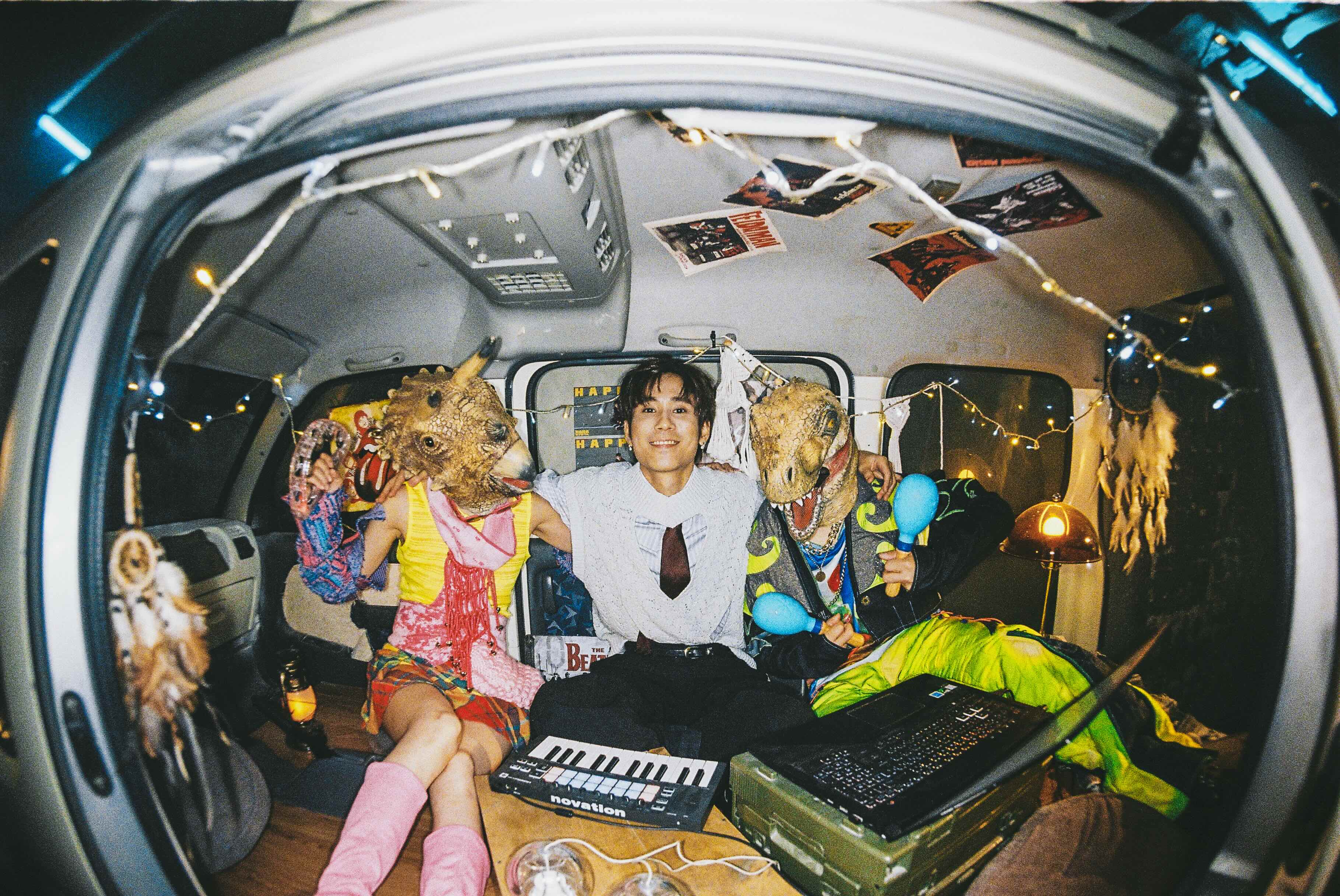 片山凉太與恐龍的皮共同創作新曲〈why you gotta do me like that?〉。（大元娛樂提供）