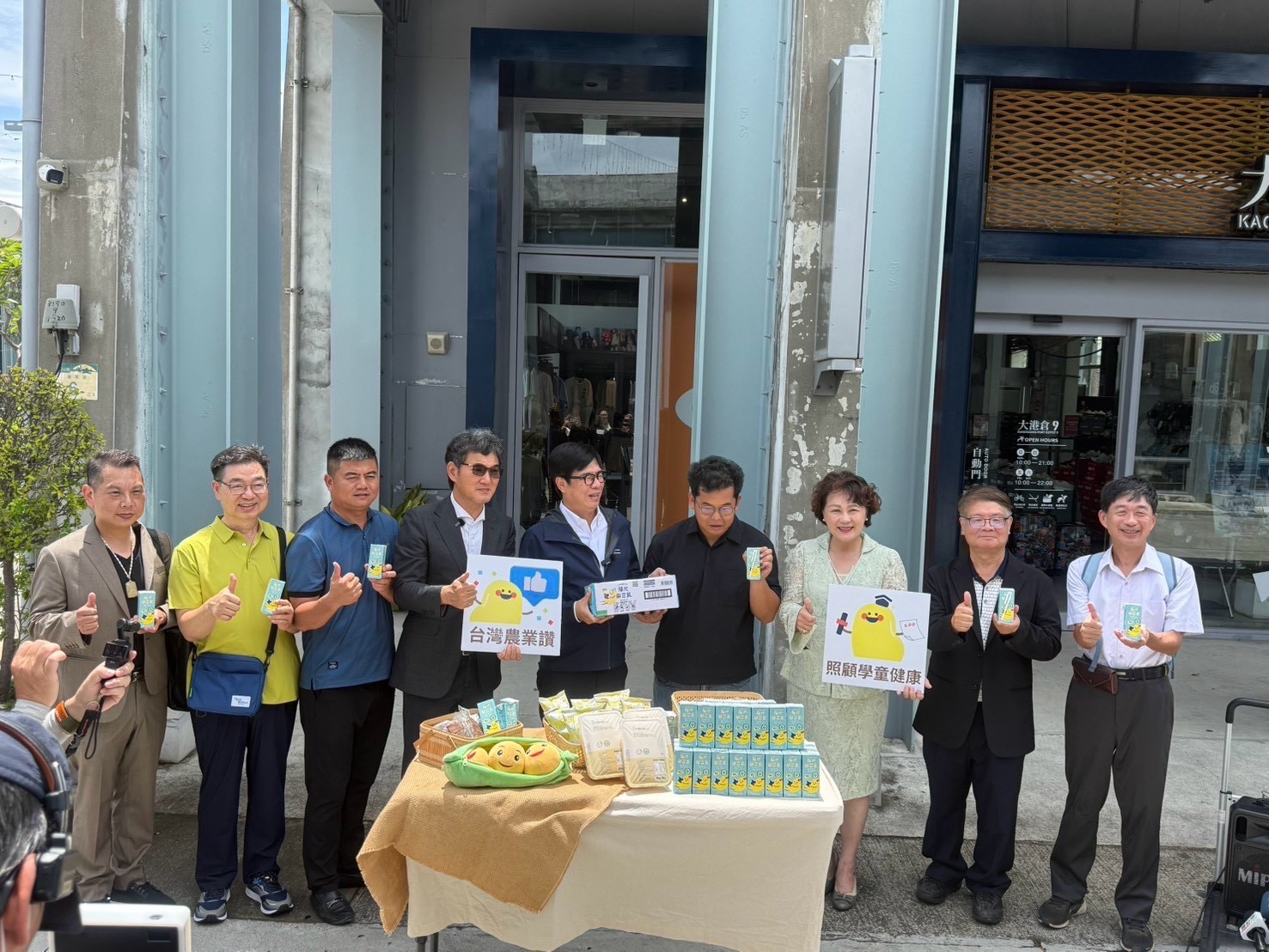 立法委員劉建國今（27）日率領團隊及雲林大豆農民拜會高雄市長陳其邁，展開「勇敢轉型・新雲林」請益+感謝之旅。