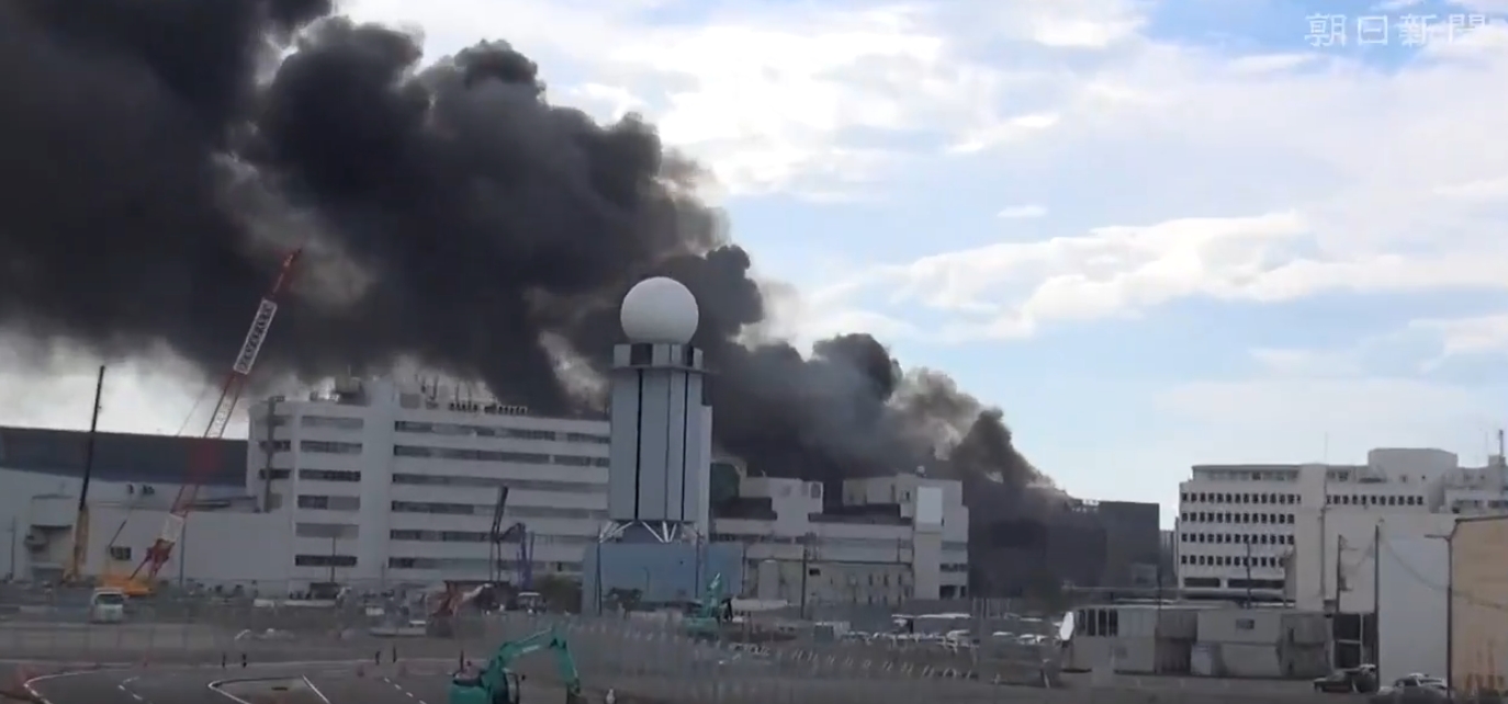 羽田機場今上午冒出濃濃黑煙，緊急出動34輛消防車救援。（翻攝自朝日新聞X）