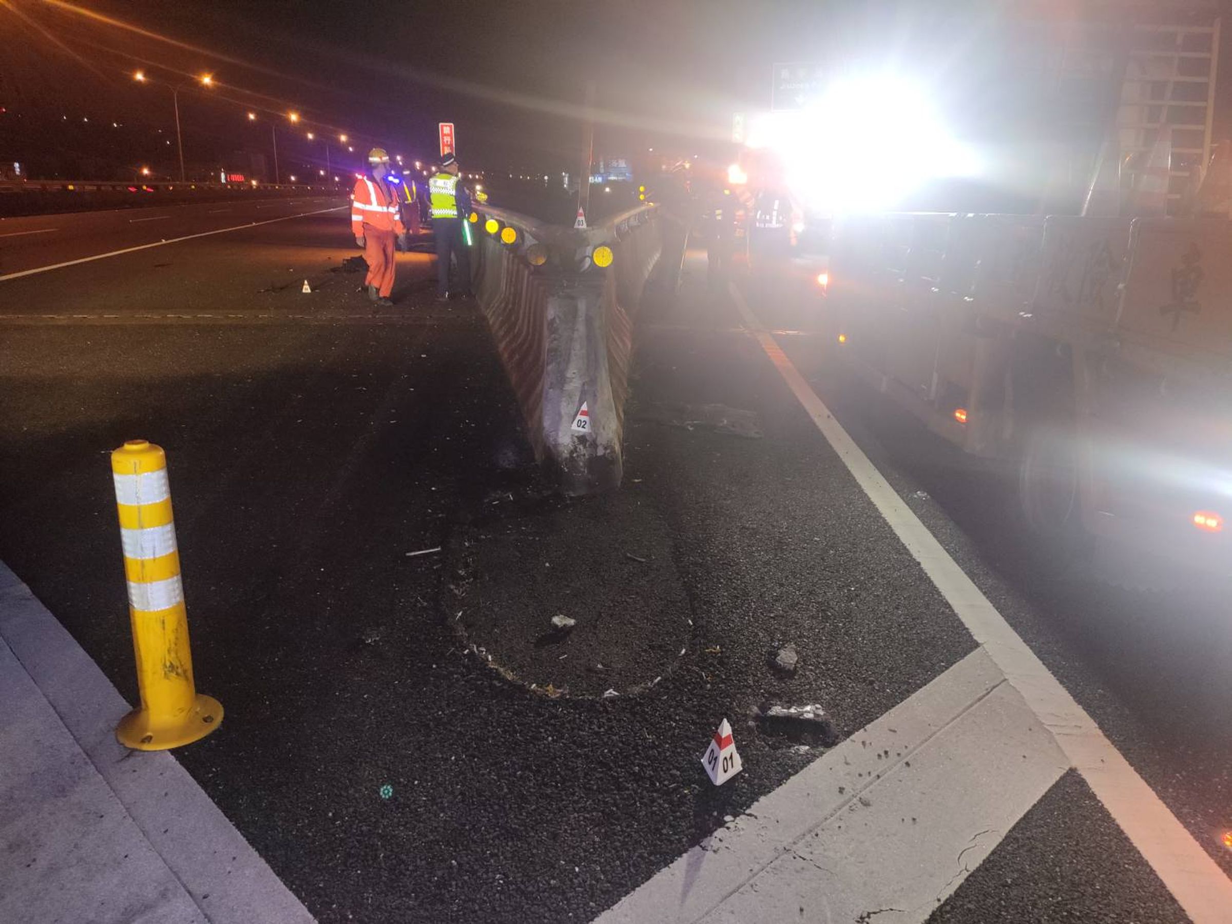 警方初步研判小貨車在匝道自撞護欄而翻落橋下。(翻攝畫面)