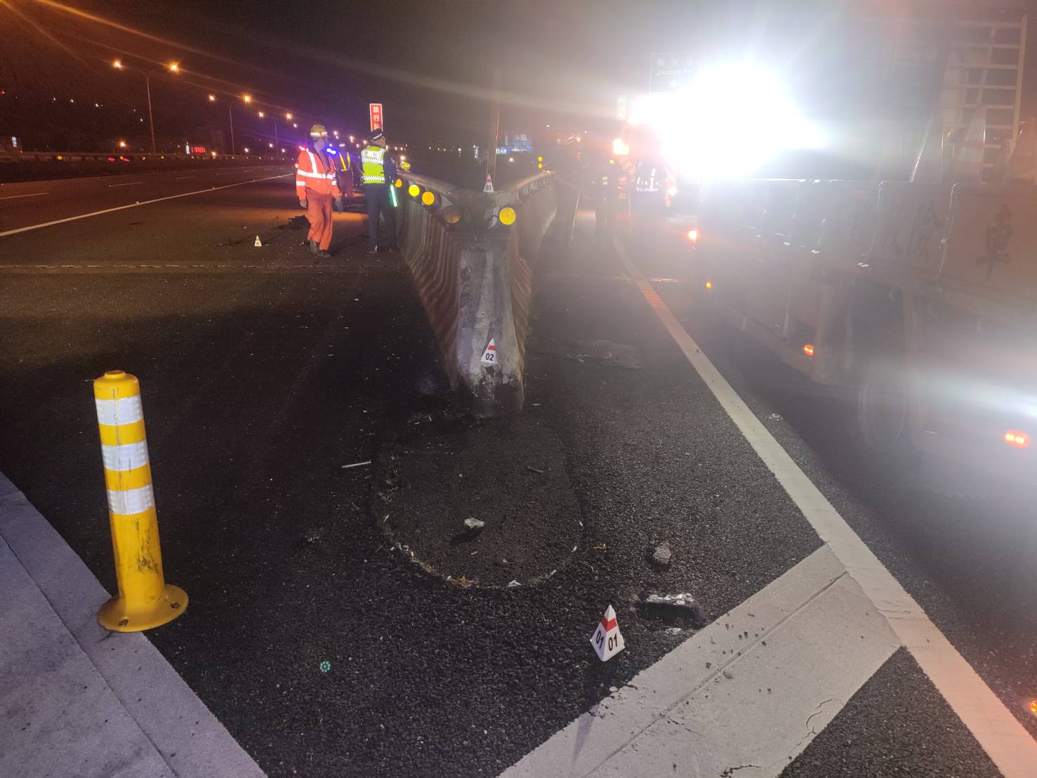 警方初步研判小貨車在匝道自撞護欄而翻落橋下。(翻攝畫面)