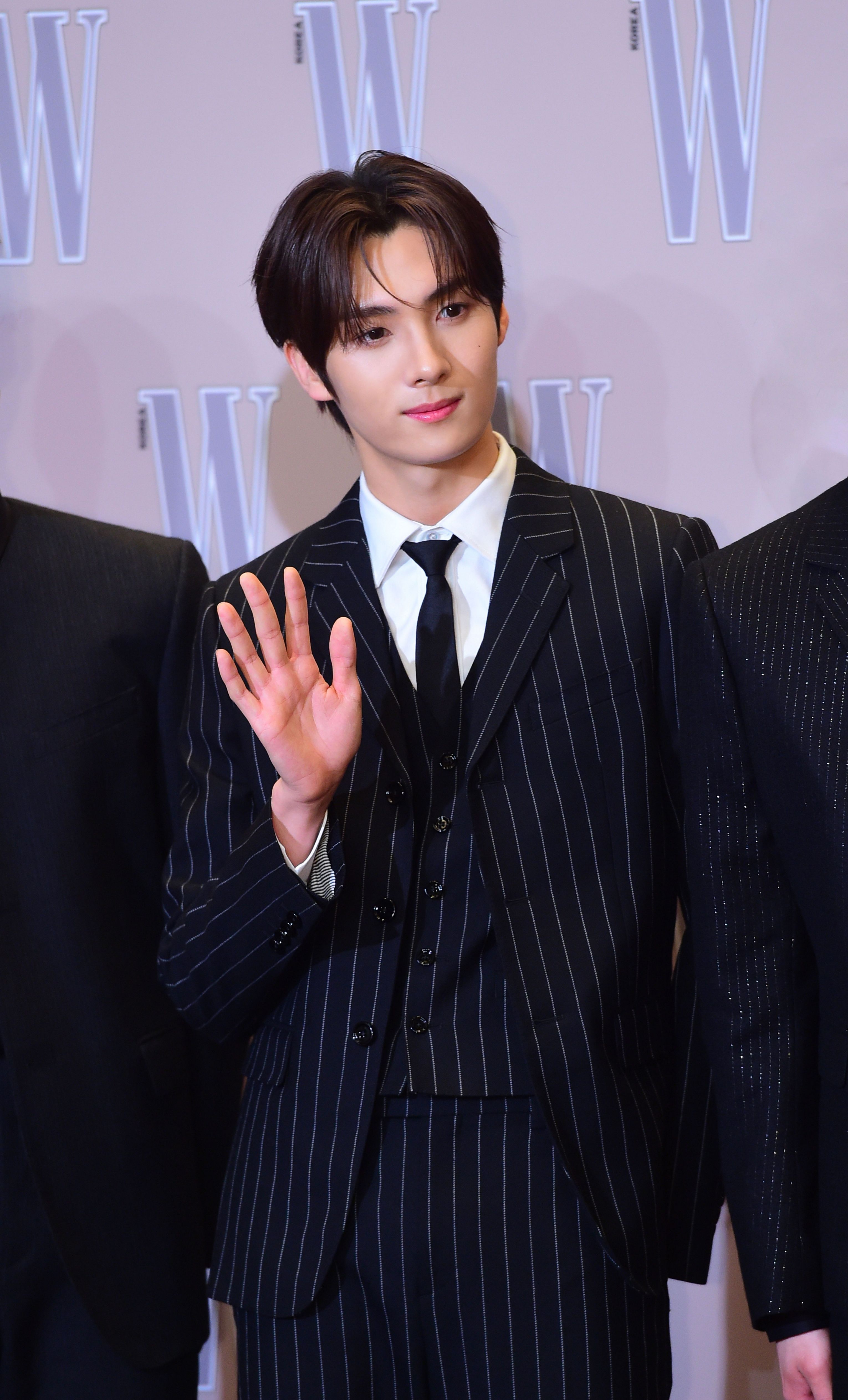 TWS成員YOUNGJAE英宰的三件式西裝展現卓然的少年氣質。(CELINE提供)