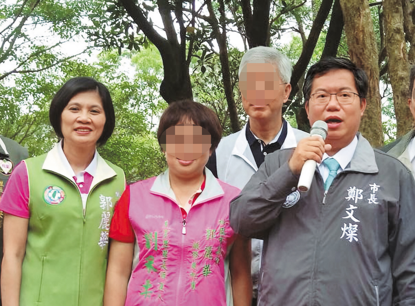 郭麗華（左1）遭劉姓女助理（左2）緊咬，以每票300元價碼四處收購連署書。（翻攝劉女臉書）