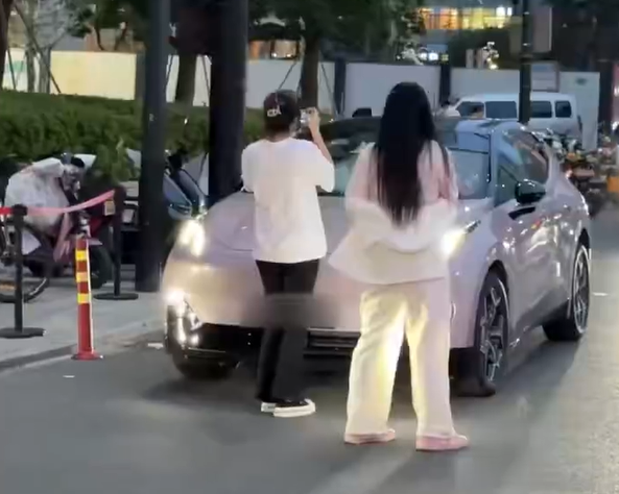 路過民眾搶著拍照。(翻攝自微博)