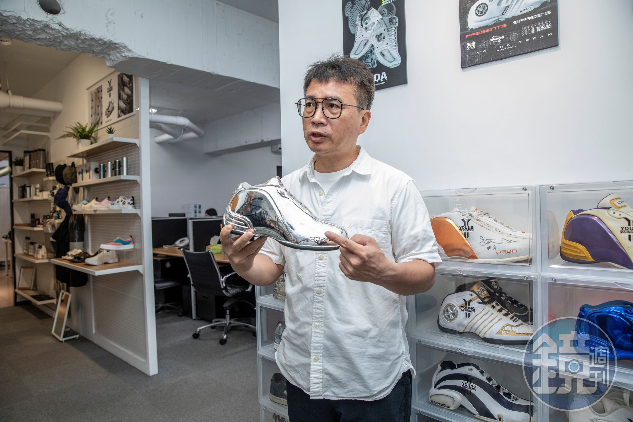 郭子仲拿著DADA球鞋，述說每一位球星的每一雙簽名鞋故事，他手上的鍍銀鏡面戰靴可是有Chris Webber親自簽名，全球只有三雙。