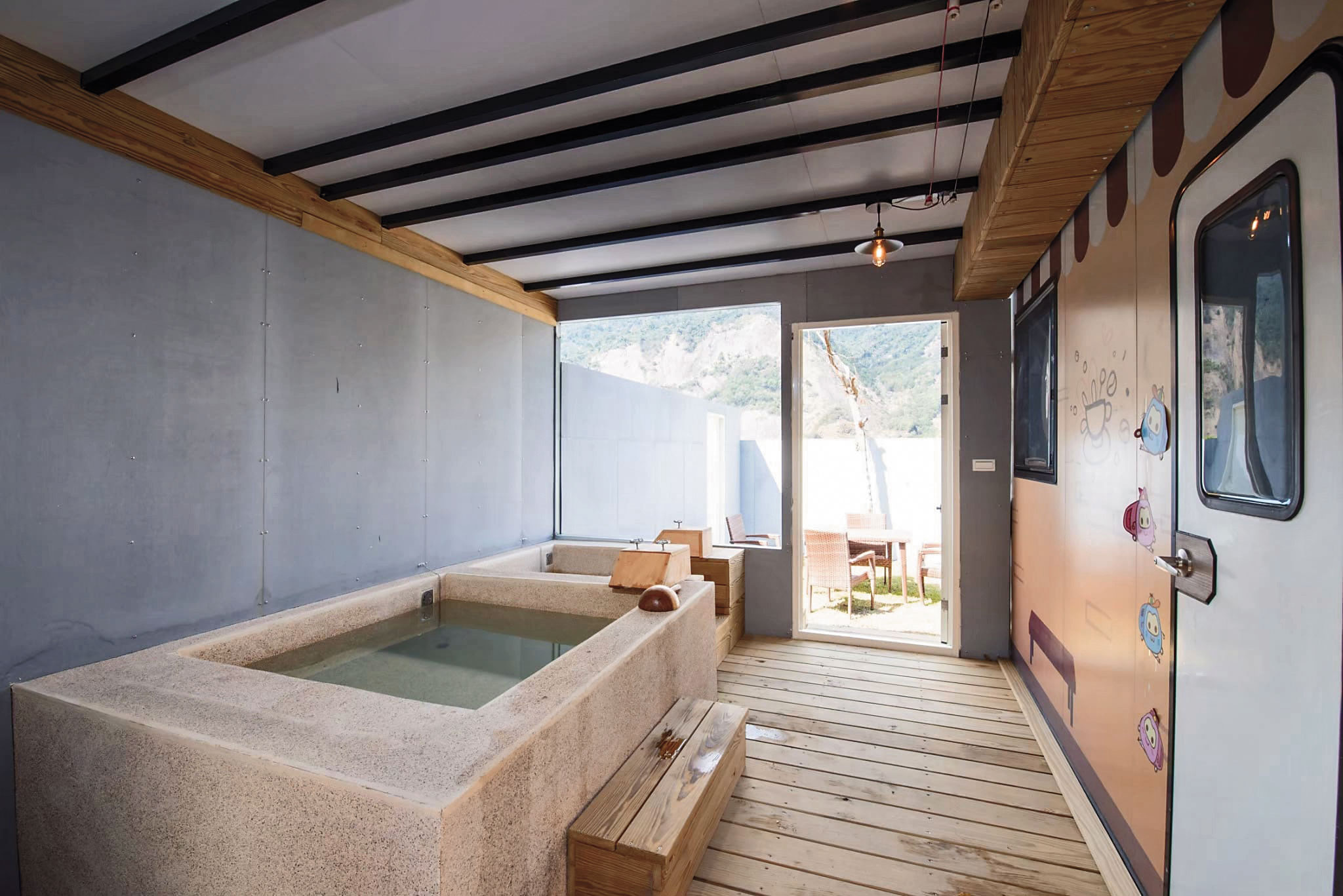 男警官訂湯屋，邀女下屬一起泡湯。（示意圖、非案發地，翻攝寶來花賞溫泉公園露營區臉書）