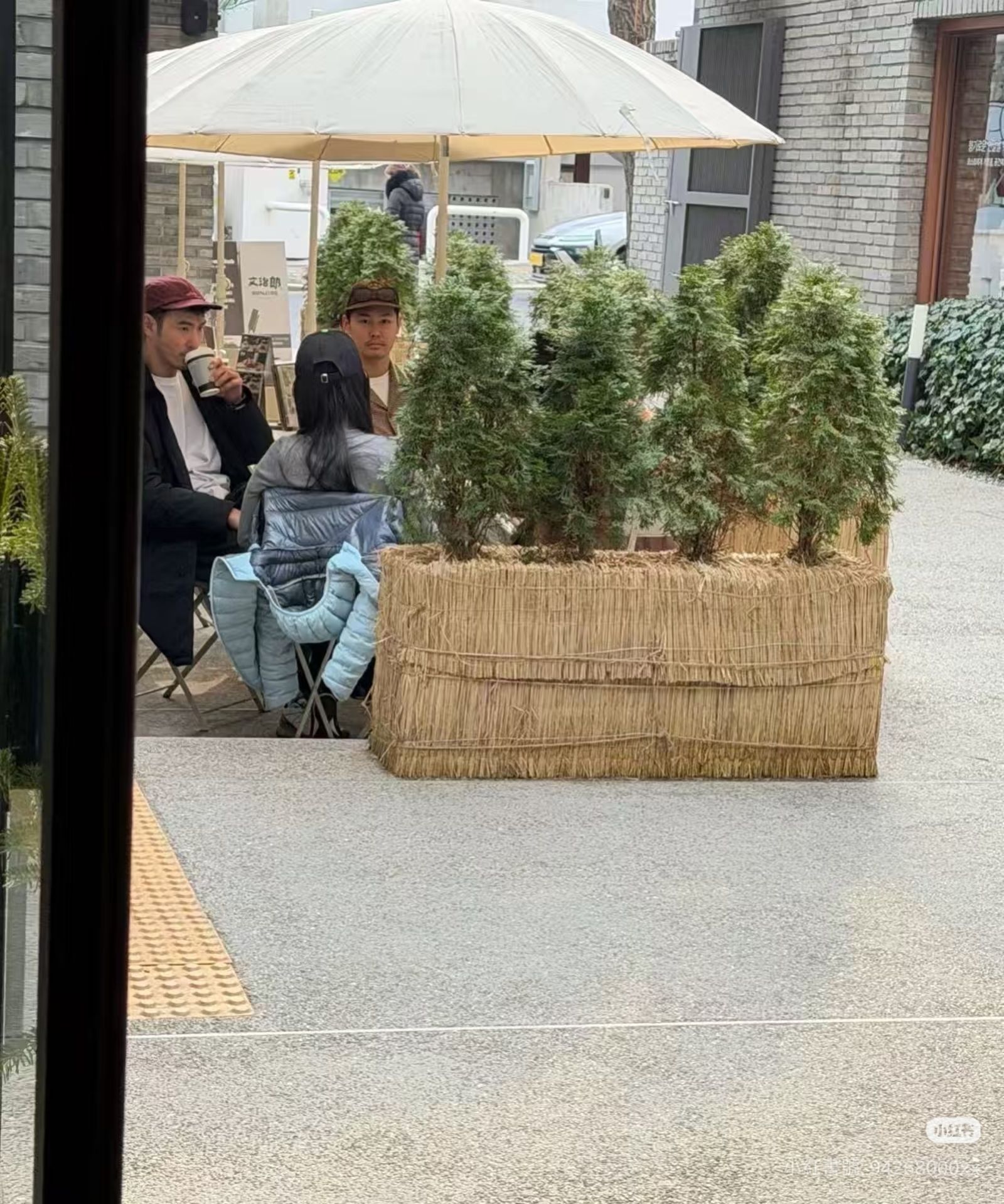 行程的中場休息時間，阮經天等人在露天咖啡座喝咖啡，女生也坐在阮經天右側。（翻攝自小紅書）