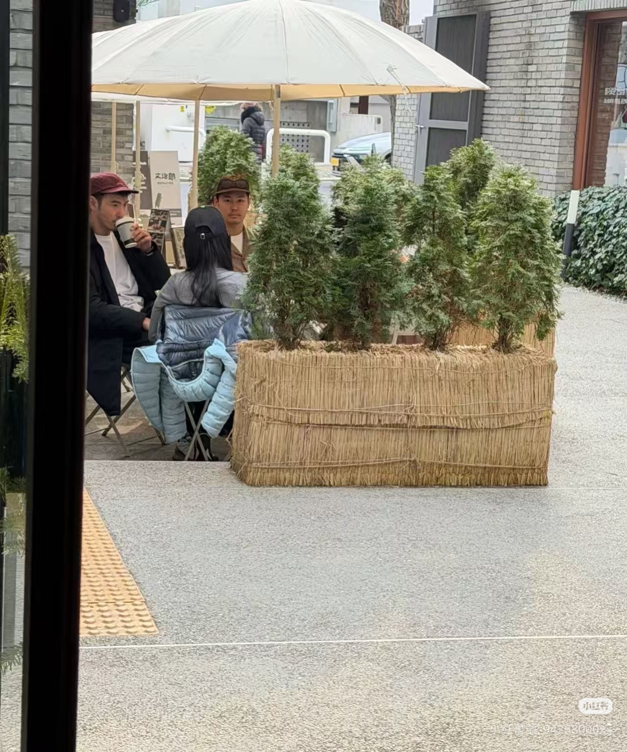 行程的中場休息時間，阮經天等人在露天咖啡座喝咖啡，女生也坐在阮經天右側。（翻攝自小紅書）