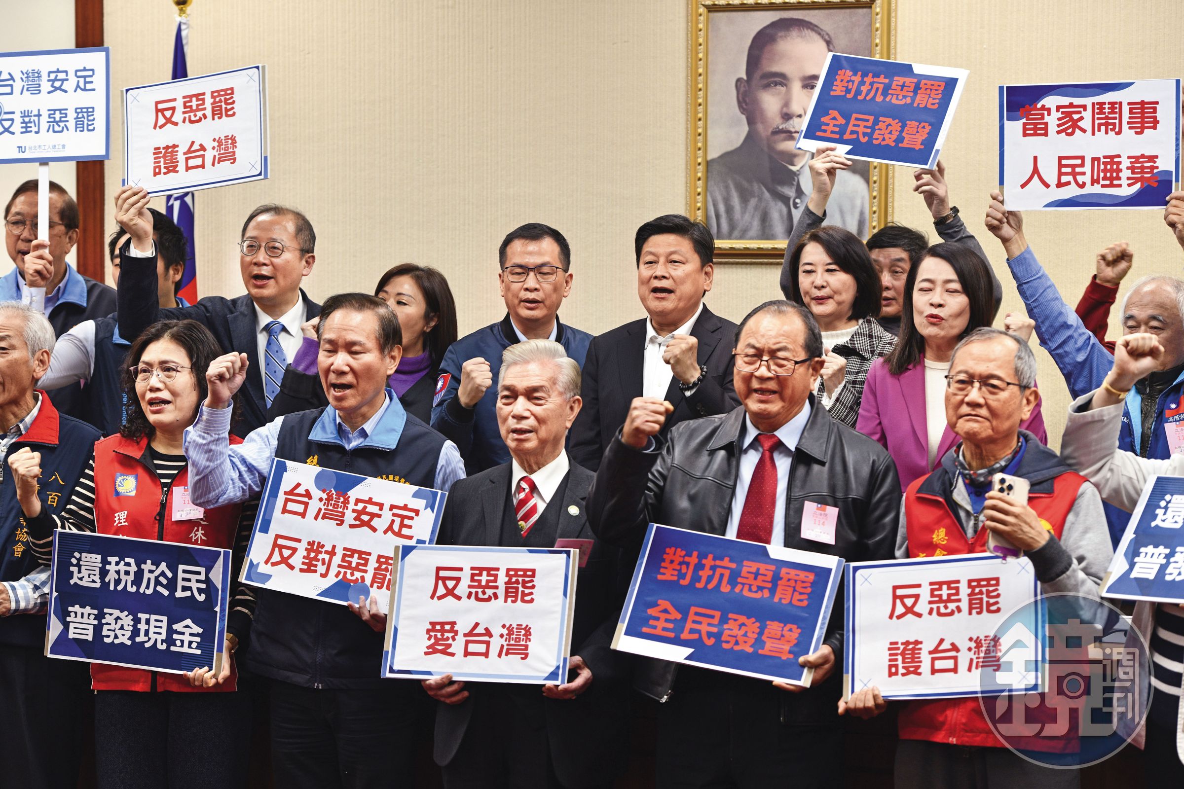 軍公教警消等多個民間團體2月26日與藍委召開記者會,共同發表「反惡罷」聲明。