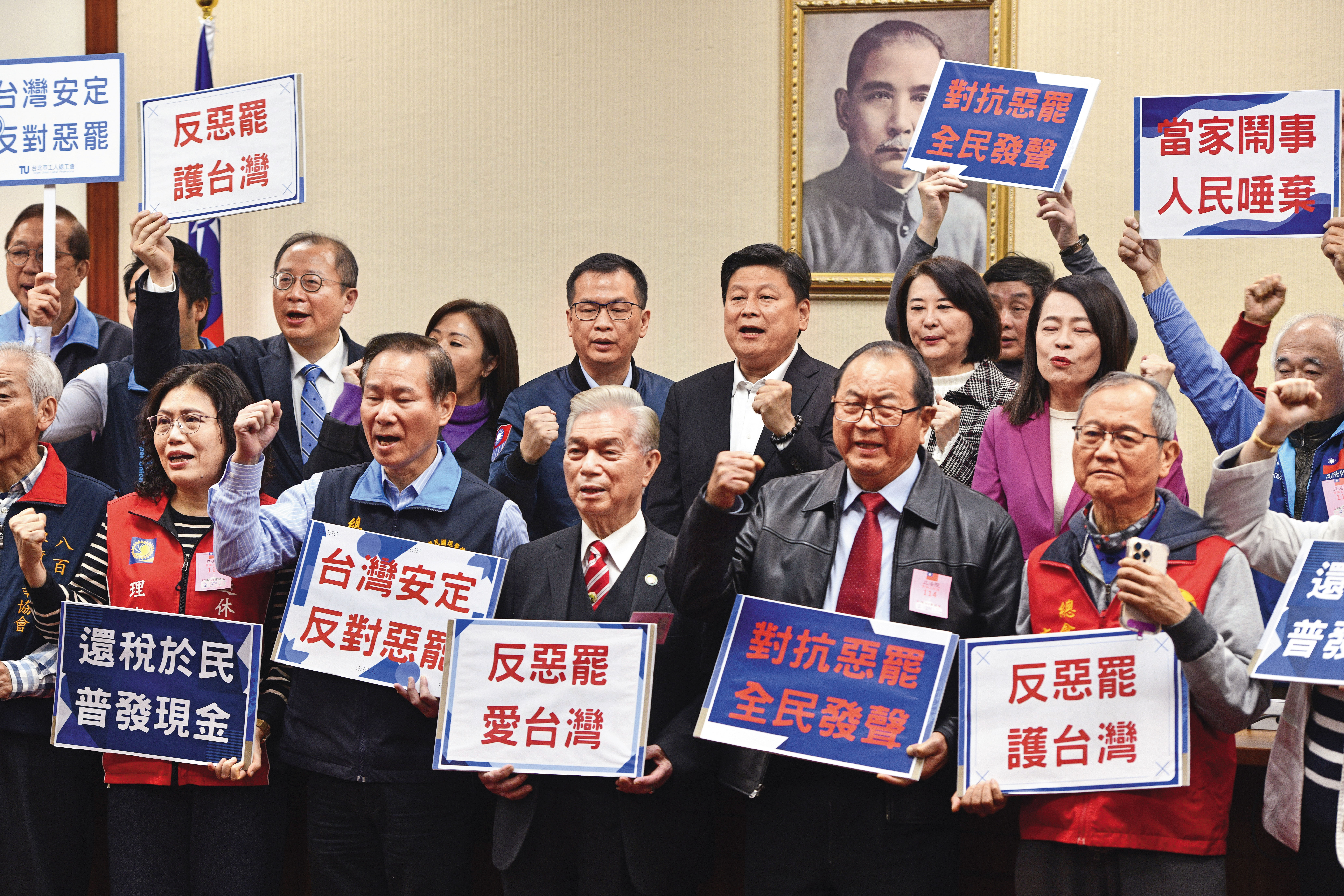 軍公教警消等多個民間團體2月26日與藍委召開記者會，共同發表「反惡罷」聲明。