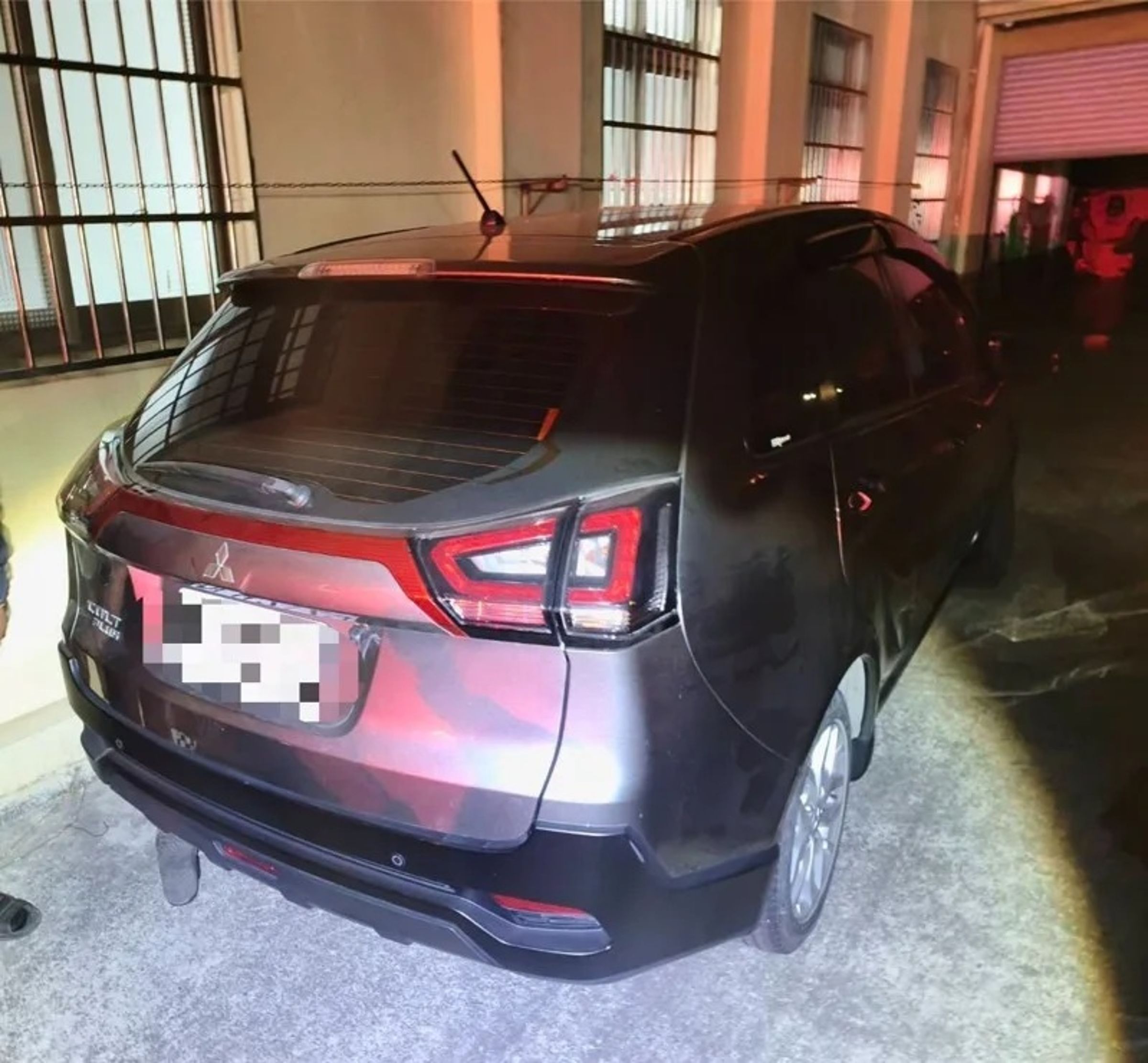63歲的黃姓男子昨晚在屋外移車,但今凌晨被發現卡在車門和牆壁間不治。(翻攝畫面)