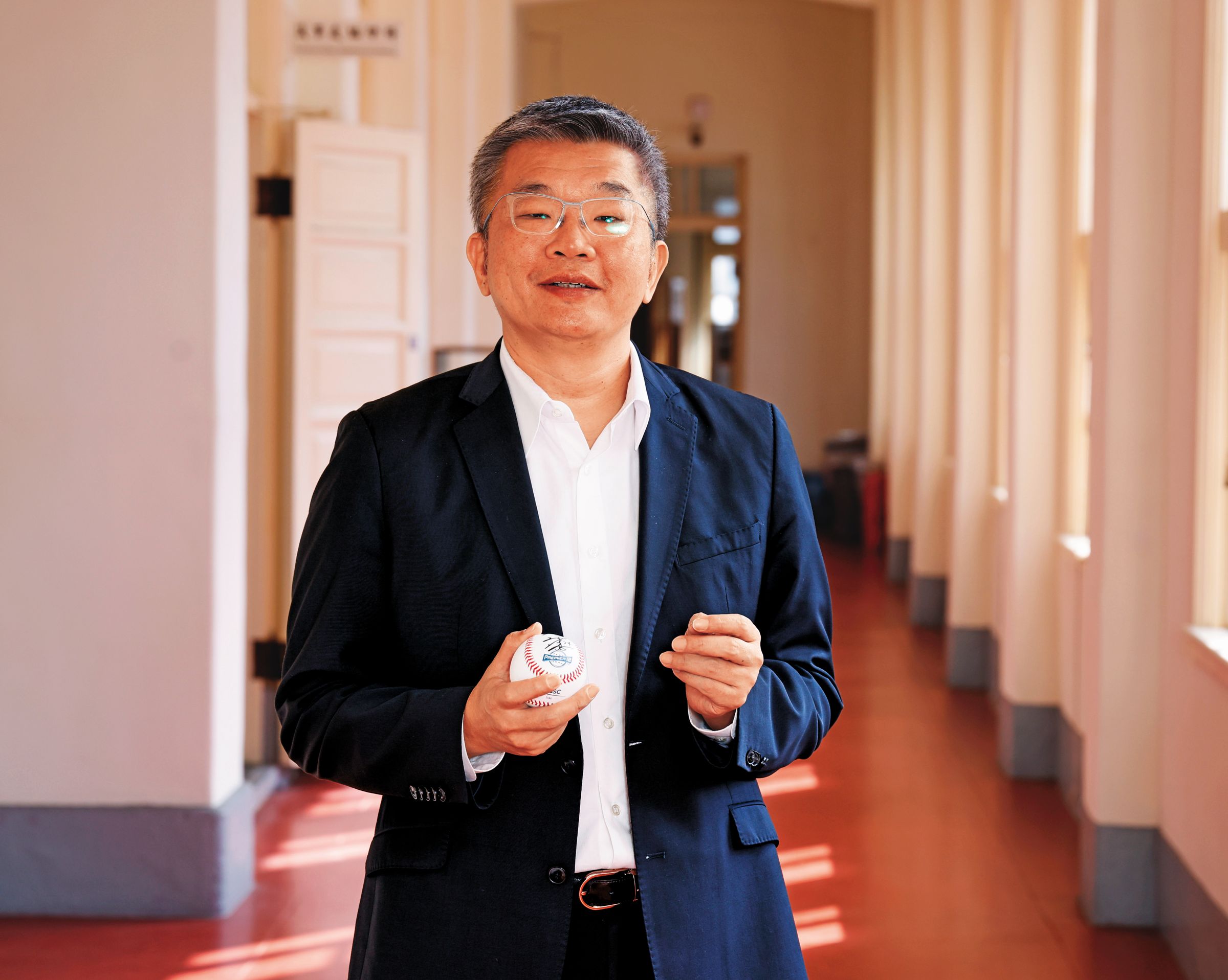 中職會長蔡其昌,這次比賽從球員到球迷應援有求必應,自稱是「蔡總機」。12強賽一打完,立刻開始準備經典賽。