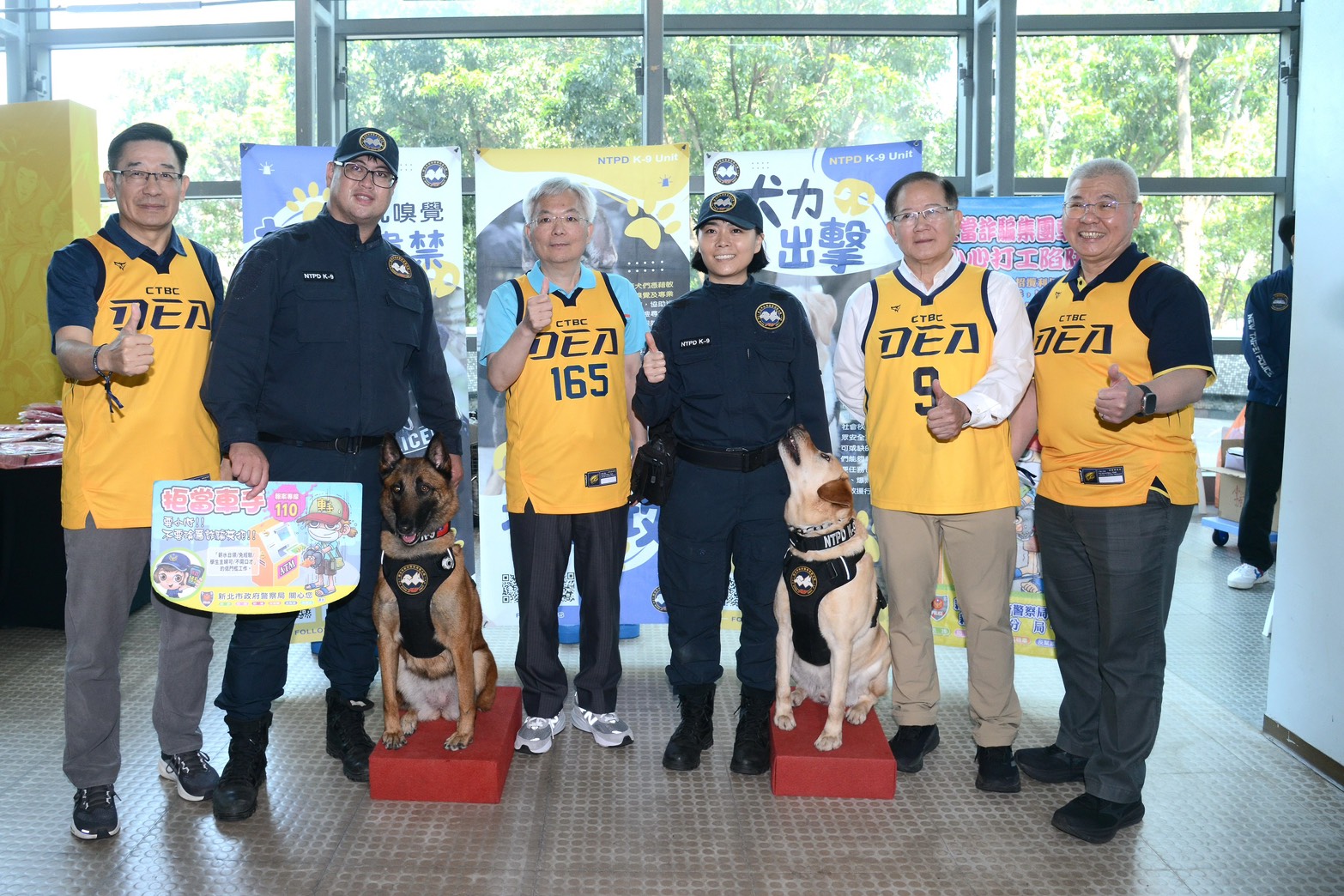 中信特攻邀請警政署長張榮興為賽事開球，包括中信育樂陳國恩董事長、新北市警察局長方仰寧、刑事局長邱紹洲、新莊分局長陳保緒、新北市警局刑事大隊長黃國師均到場參與。（中信特攻提供）