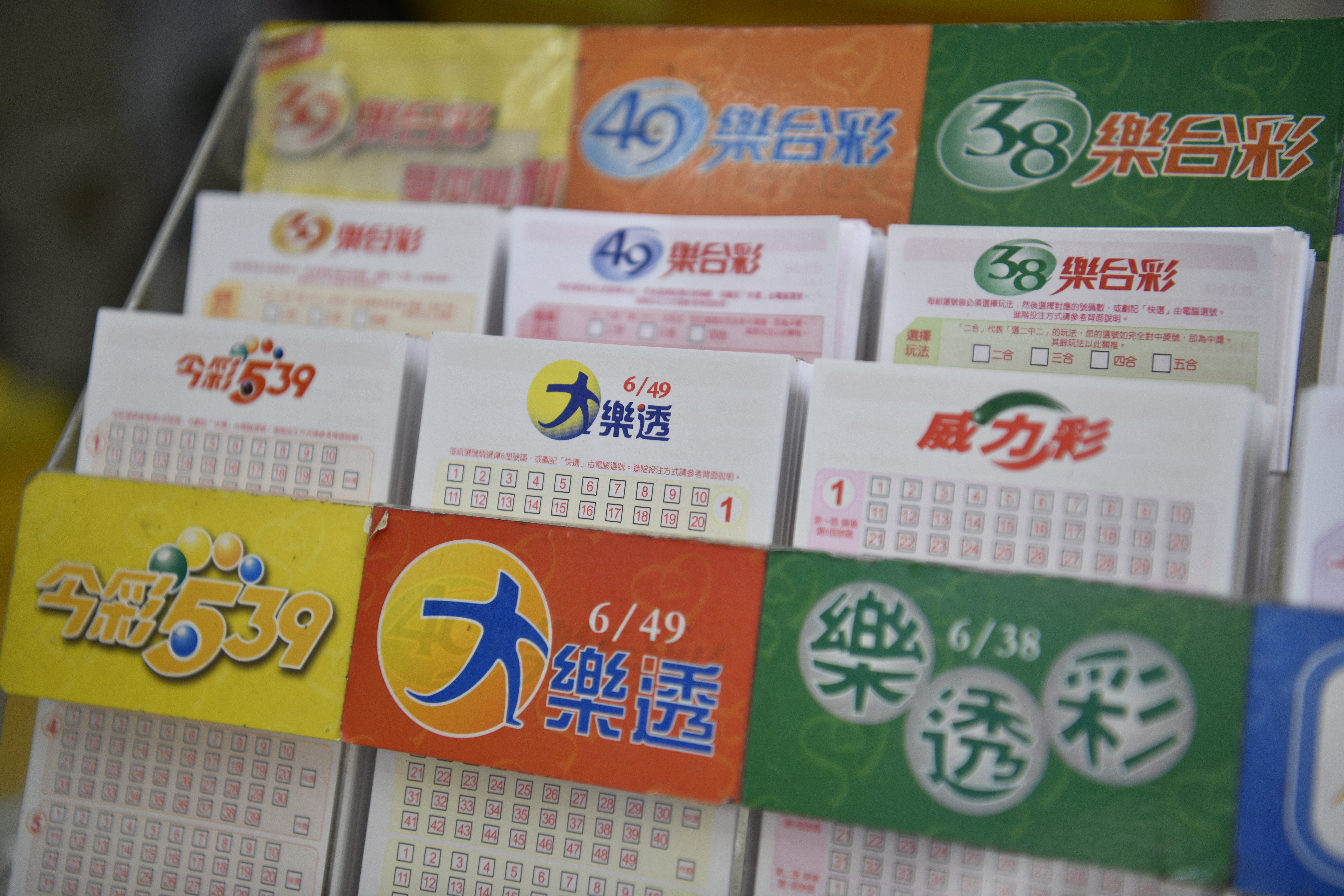 美國一名21歲加油站員工，幸運中得2800萬美元（約新台幣8.8億元），近日受訪分享自身經驗。（示意圖，本刊資料照）