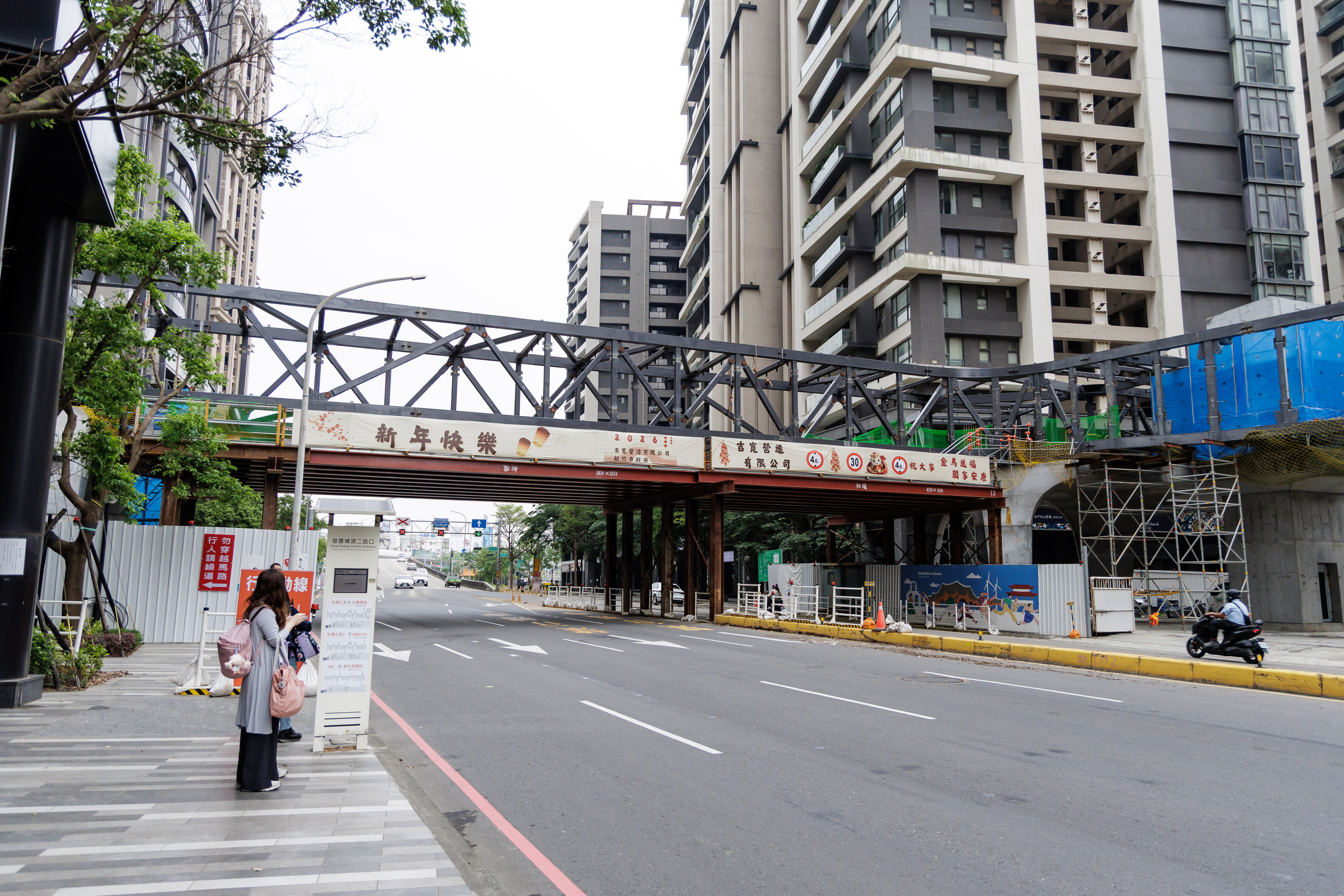 跨越新竹市關埔地區慈雲路主幹道的慈雲空橋17日晚間完成第二次吊裝，主橋體順利對接。（新竹市府提供）