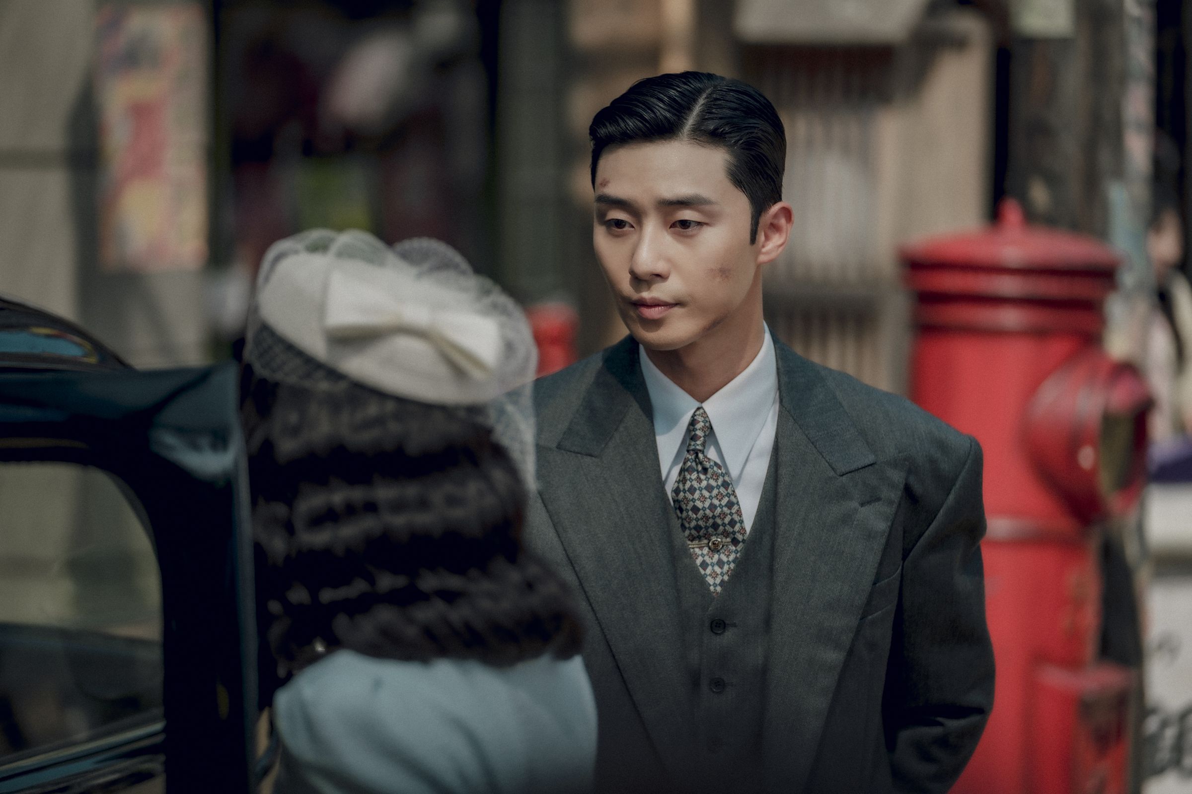 朴敘俊（右）主演《京城怪物》影射日軍惡行，上線後引發日本觀眾反彈。（Netflix提供）