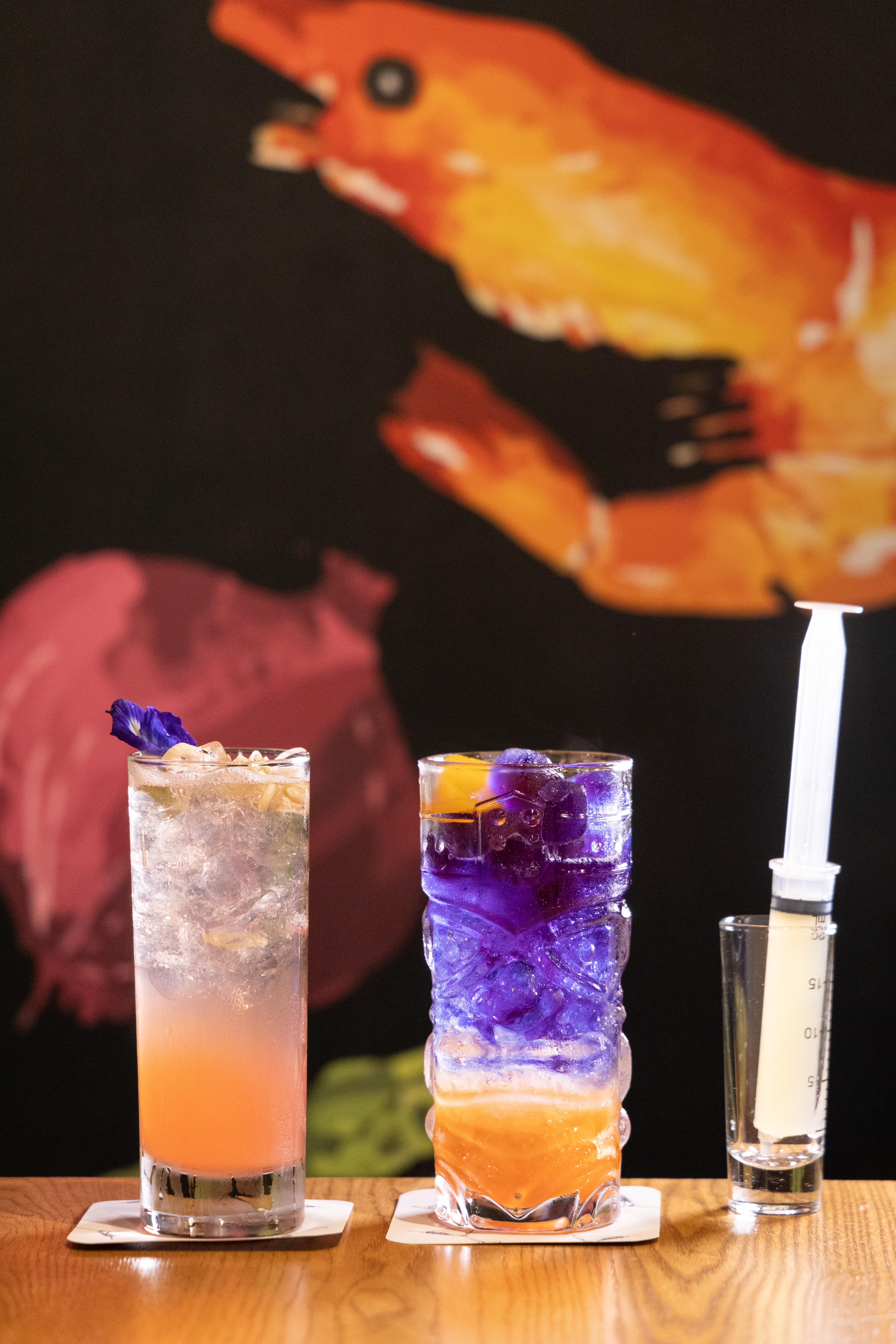「Maikhao Garden」（左）與「Butterfly-Peach」（右）都是熱帶風味的無酒精調酒。（皆200泰銖／杯，約NT$183）