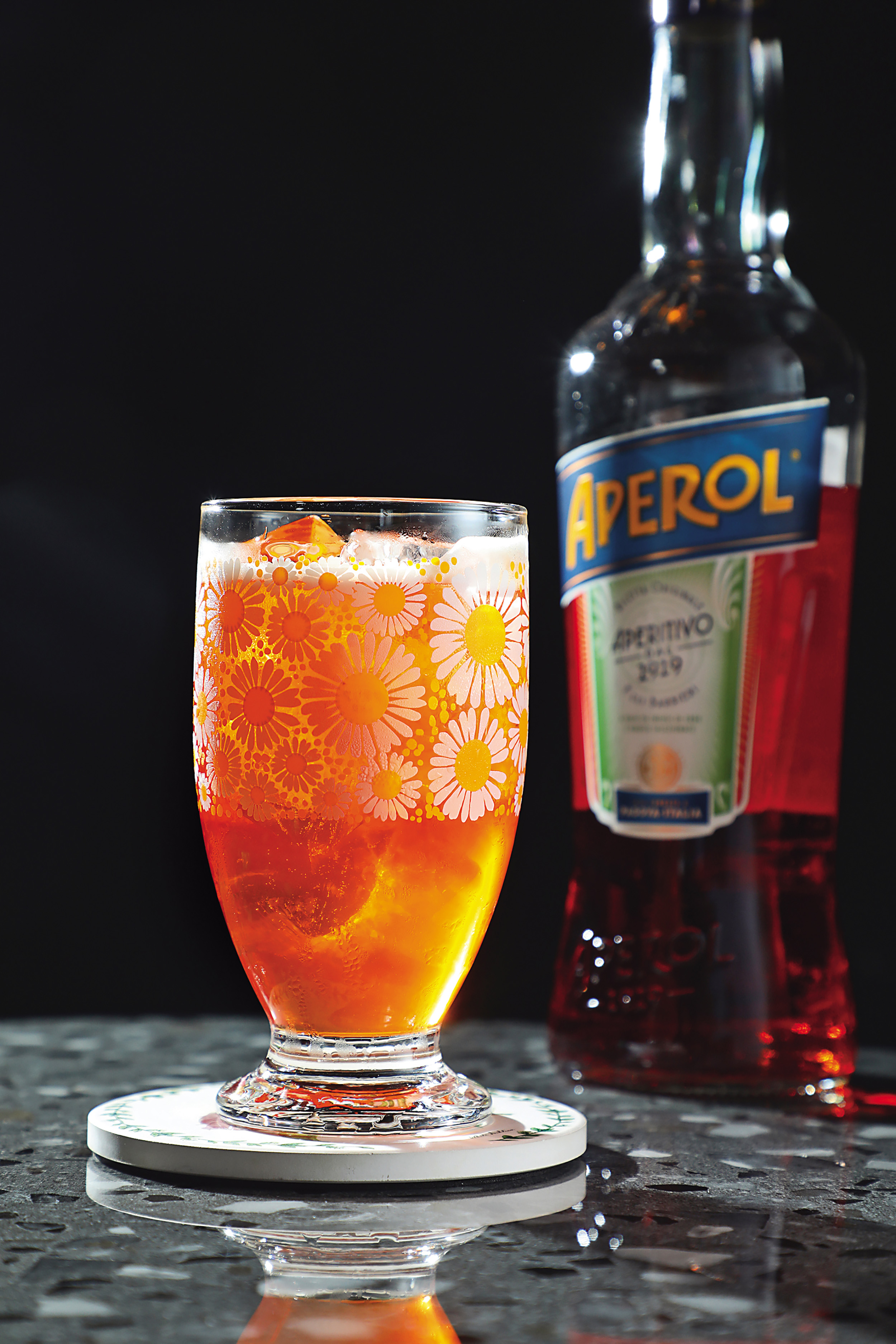 「眷村19號」使用義大利 Aperol 萃取桂花香氣,氣泡與低酒精濃度,非常易飲。(200元/杯)