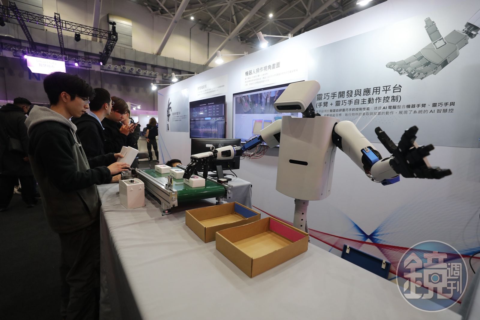 鴻海科技日1／黃仁勳長子親自站台　鴻海秀多款輝達Omniverse養成的老師傅機器人