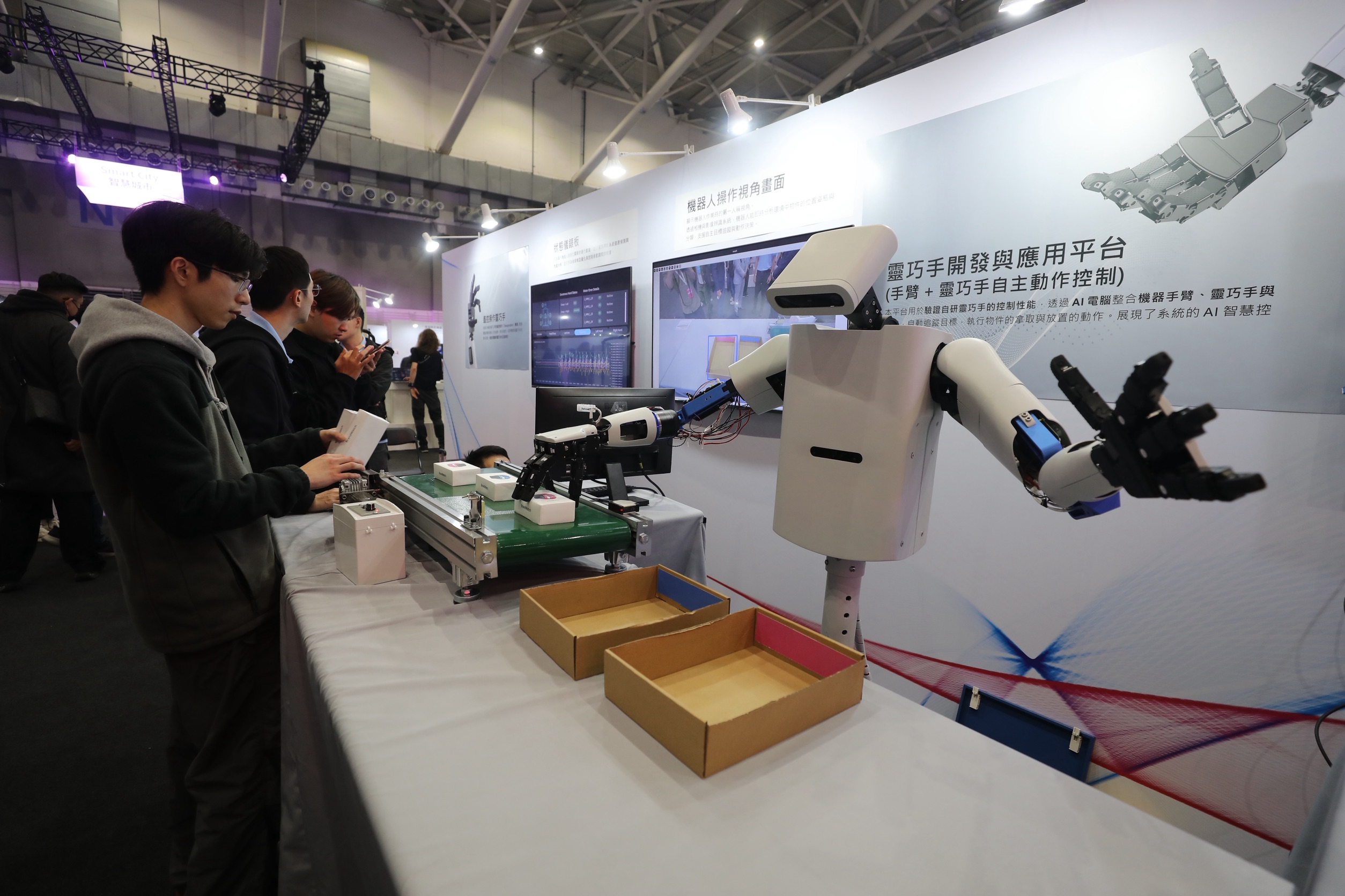 鴻海運用數位孿生技術,打造機器人開發與應用平台,新發表的靈巧手能完成如老師傅般的高精度任務。