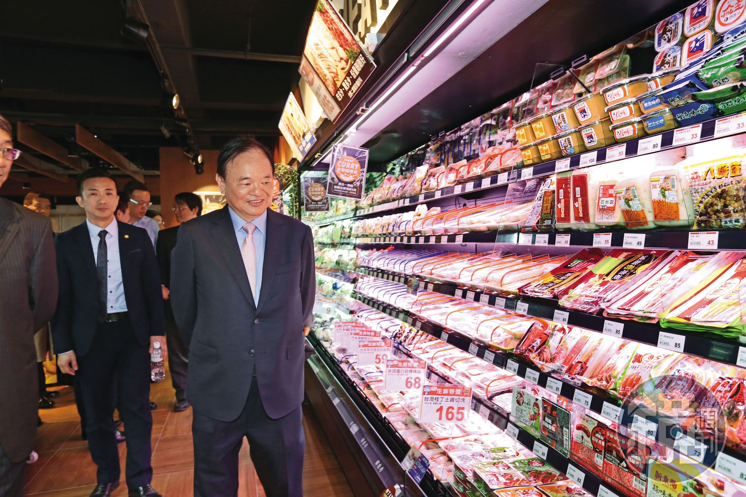 全聯是台灣超市之王，林敏雄（右）相當重視生鮮食品，他常說，沒有生鮮就不是超市。