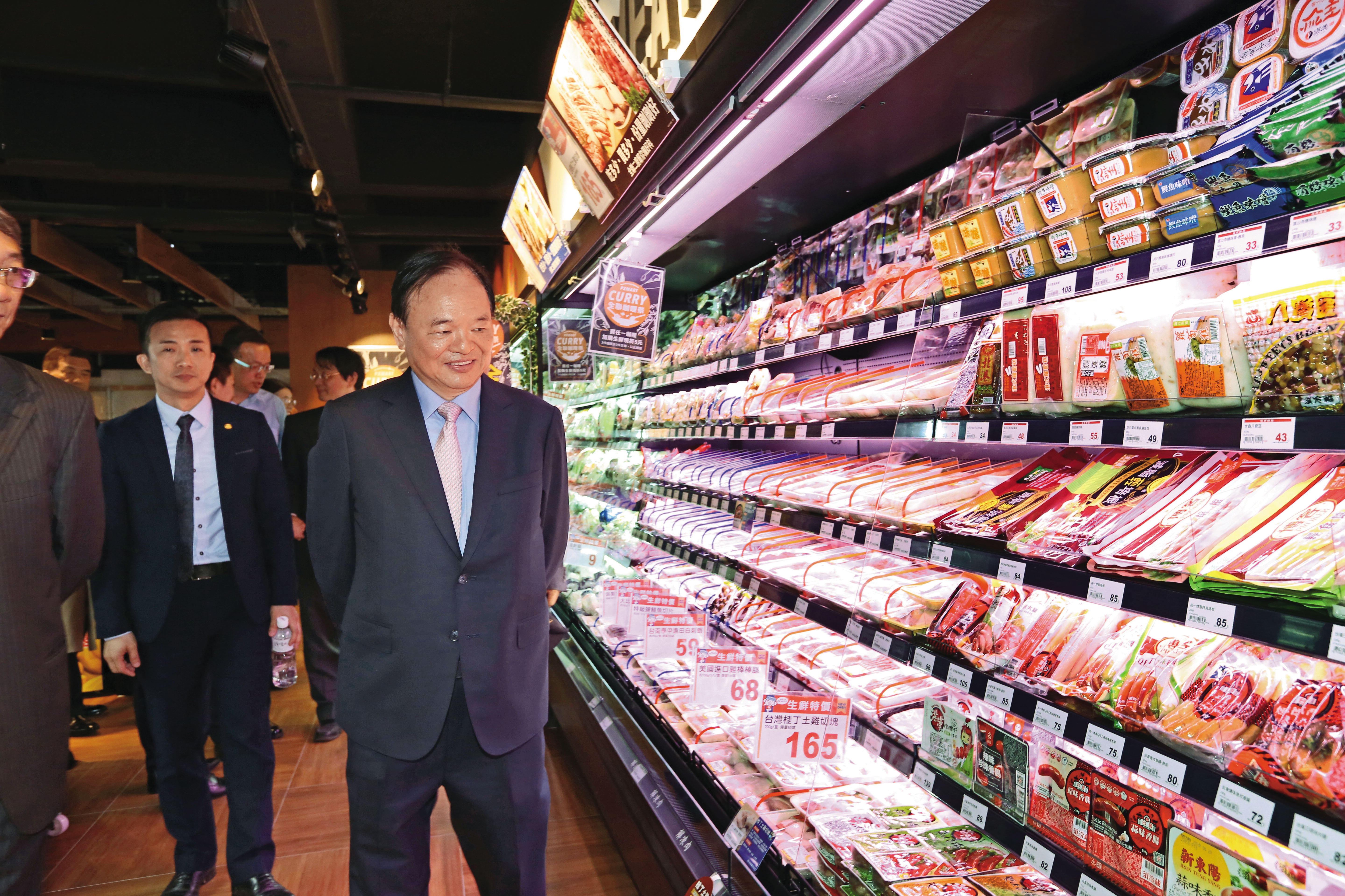 全聯是台灣超市之王,林敏雄(右)相當重視生鮮食品,他常說,沒有生鮮就不是超市。
